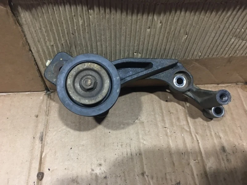 Кронштейн Toyota Land Cruiser 200 2016 8842060340 URJ202 1VD-FTV 4.5