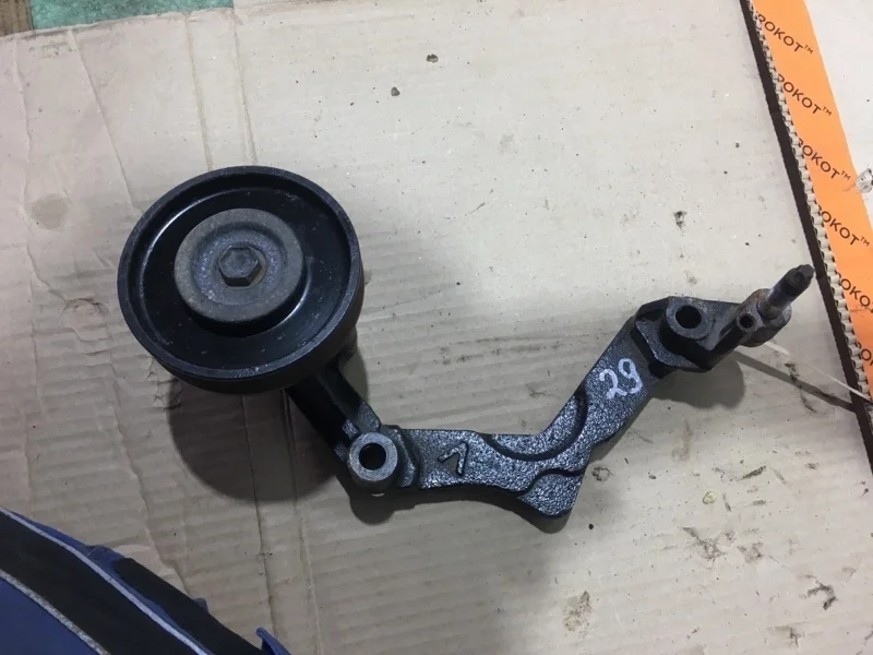 Кронштейн Toyota Land Cruiser 2016 8712160100 URJ202 1VD-FTV 4.5