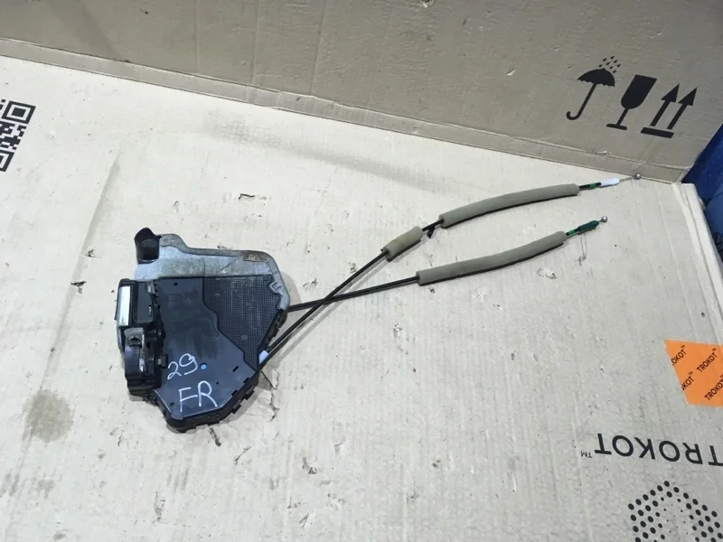 Замок двери передней правой TOYOTA Land Cruiser 2016 6903060250 URJ202 1VD-FTV 4.5