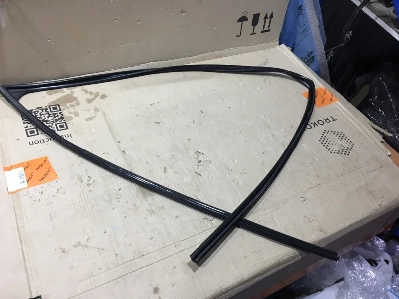 Уплотнитель стекла двери TOYOTA Land Cruiser 2016 6814160070 URJ202 1VD-FTV 4.5, передний правый