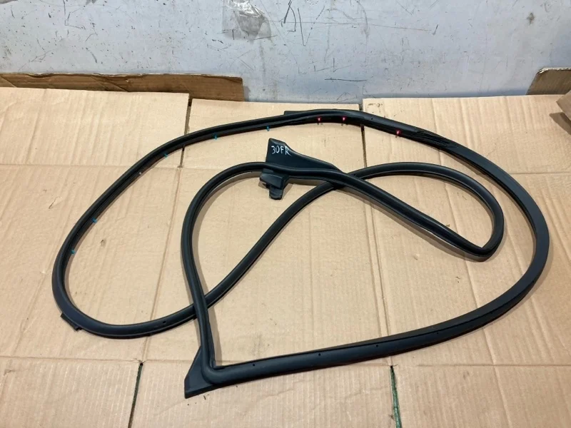 Уплотнитель двери TOYOTA Land Cruiser 2018 6786160150 URJ202 4.5 1VD-FTV, передний правый