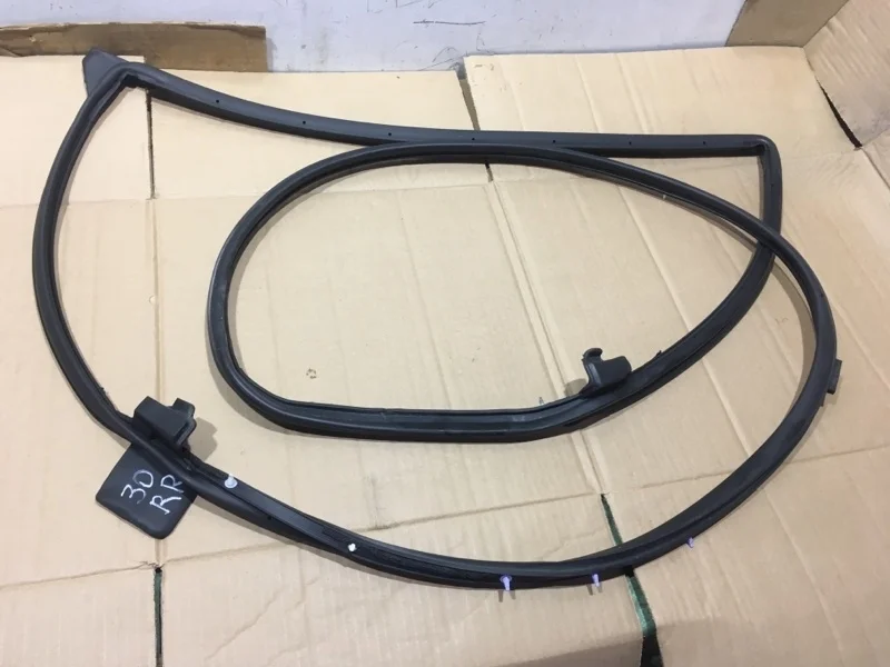 Уплотнитель двери Toyota Land Cruiser 2018 6787160110 URJ202 4.5 1VD-FTV, задний правый