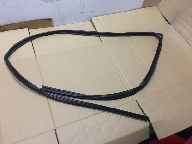 Уплотнитель стекла двери TOYOTA Land Cruiser 2018 6814160070 URJ202 4.5 1VD-FTV, передний правый