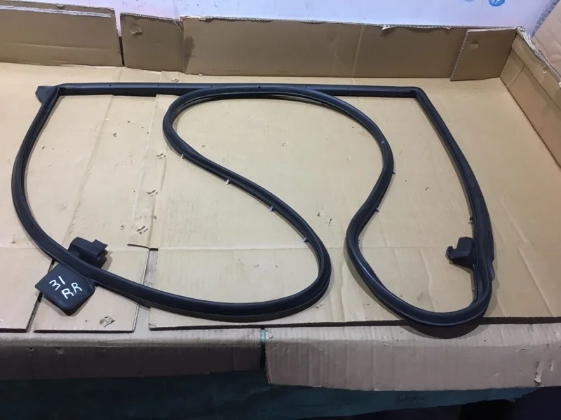 Уплотнитель двери задней правой Lexus Lx570 2011 6787160110 URJ200 3UR-FE 5.7