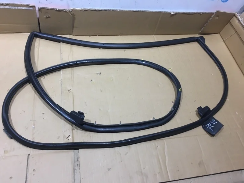 Уплотнитель двери задней левой LEXUS LX570 2011 6787260110 URJ200 3UR-FE 5.7