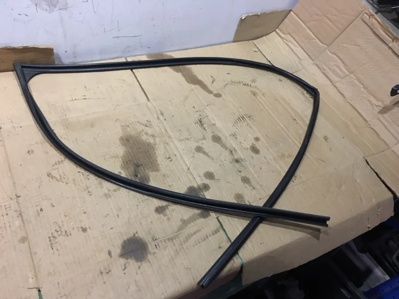 Уплотнитель стекла двери LEXUS LX570 2011 6814160070 URJ200 3UR-FE 5.7, передний правый