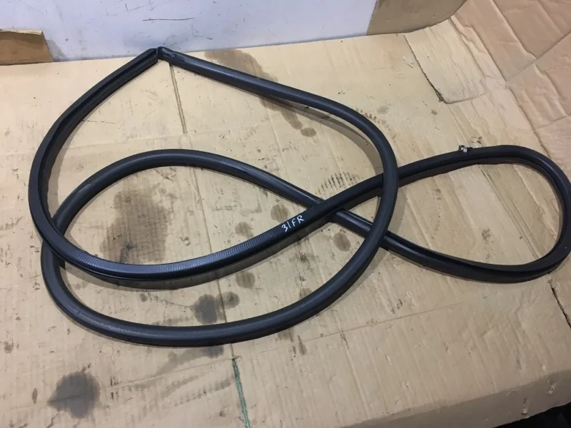 Уплотнитель двери передней правой(дверного проема) LEXUS LX570 2011 6231160141 URJ200 3UR-FE 5.7