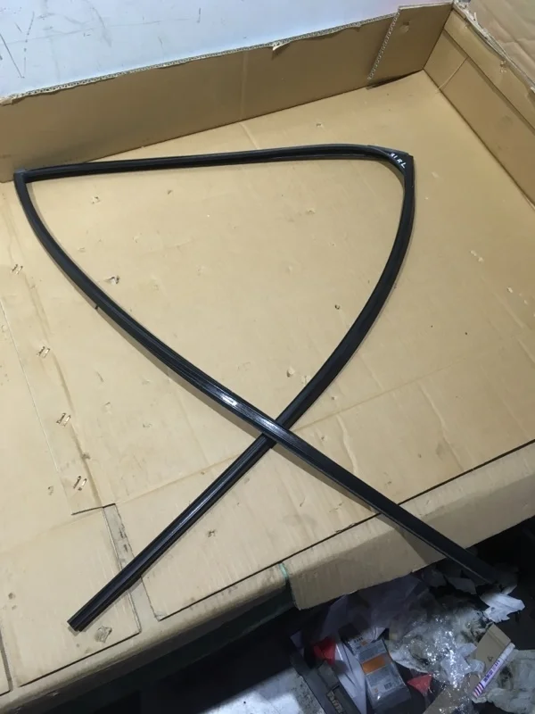 Уплотнитель стекла двери LEXUS LX570 2011 6815260050 URJ200 3UR-FE 5.7, задний левый