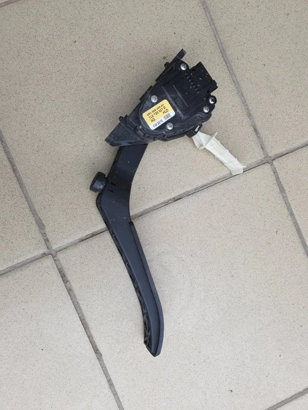 Педаль газа Volkswagen Touareg 2010-2014 NF