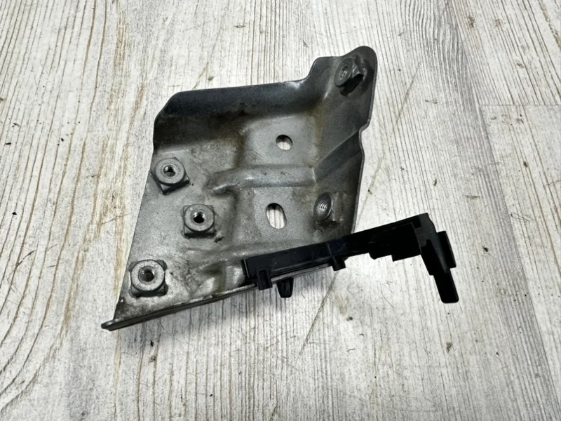 Кронштейн крыла VW Touareg NF 2013 7P