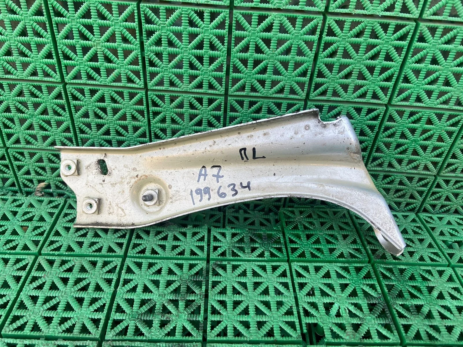 Кронштейн крепления крыла SKODA OCTAVIA A7 2013- левый серебро б/у OCTAVIA A7(2013-