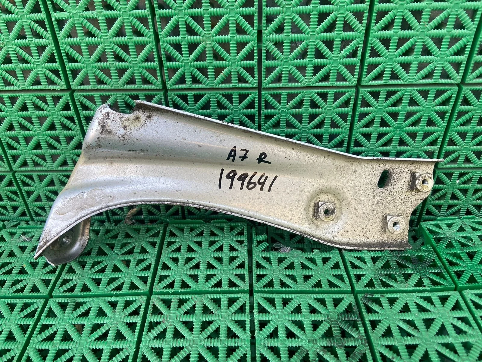 Кронштейн крепления крыла SKODA OCTAVIA A7 2013- правый серебро б/у OCTAVIA A7(2013-