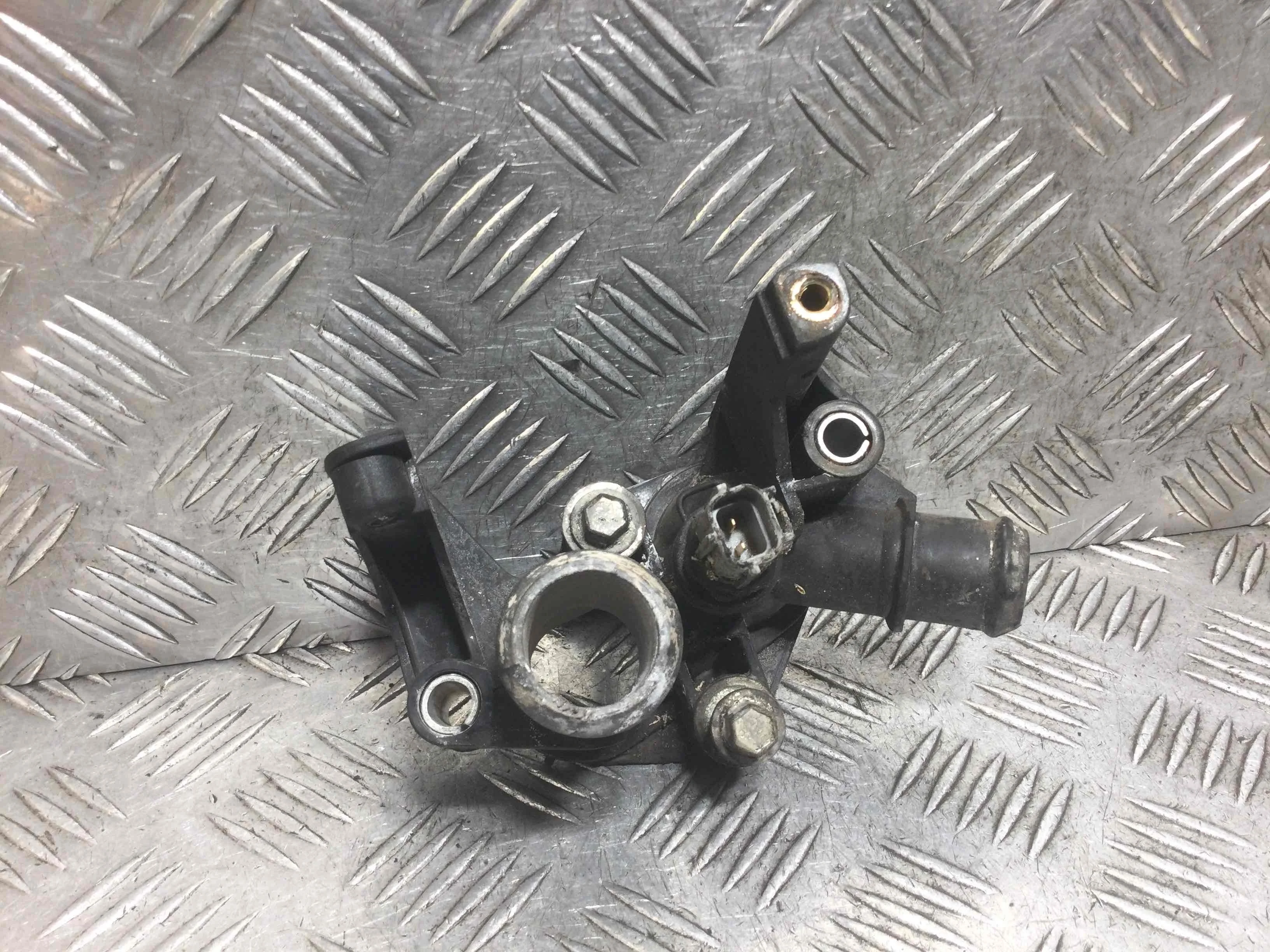 Фланец (тройник) системы охлаждения Ford Fiesta 5 поколение [рестайлинг] (2005-2010) бензин 1.3 i Механика