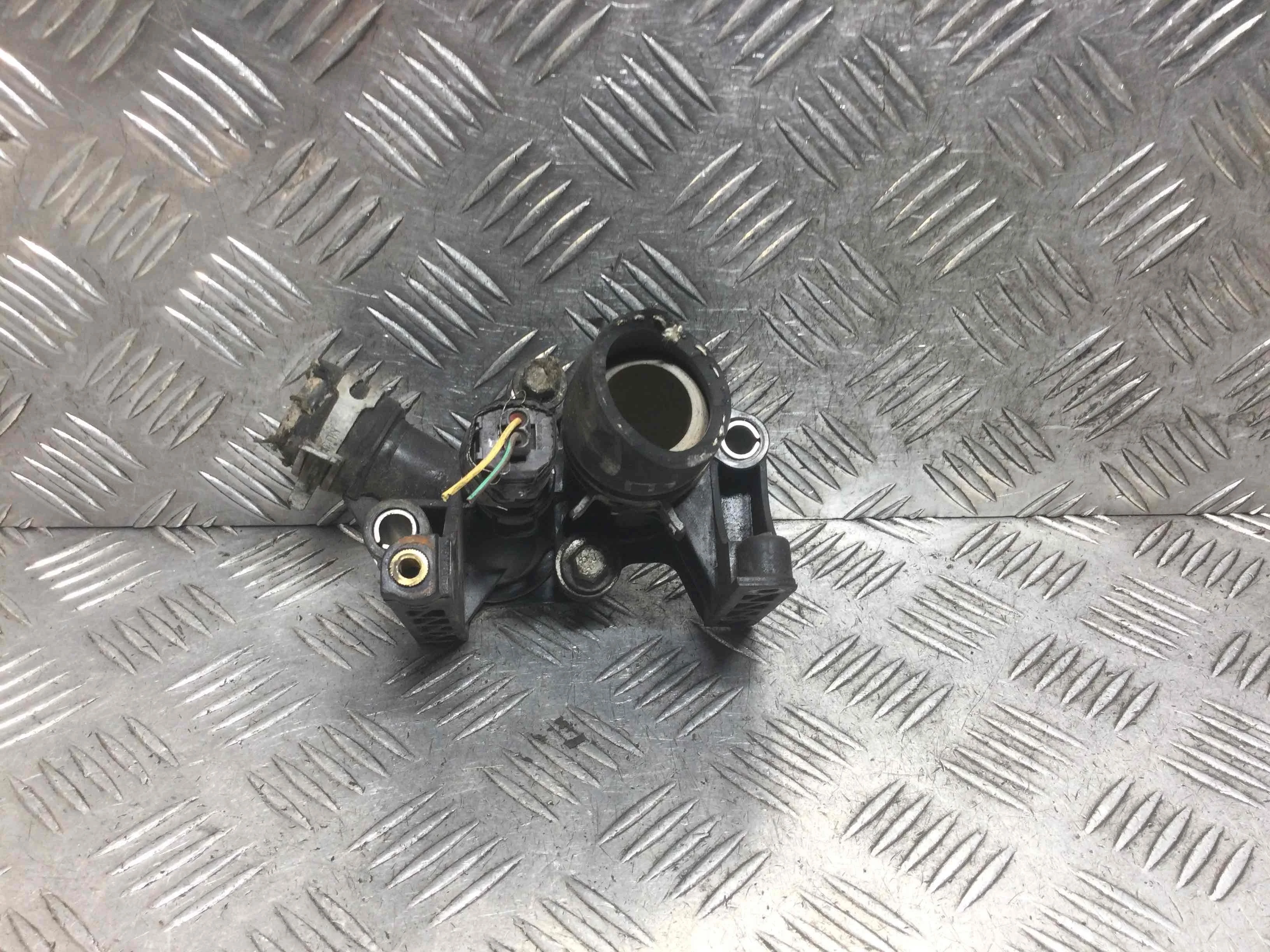 Фланец (тройник) системы охлаждения Ford Ka 2 поколение 2008 - 2020 бензин 1.3 i Механика Х/б