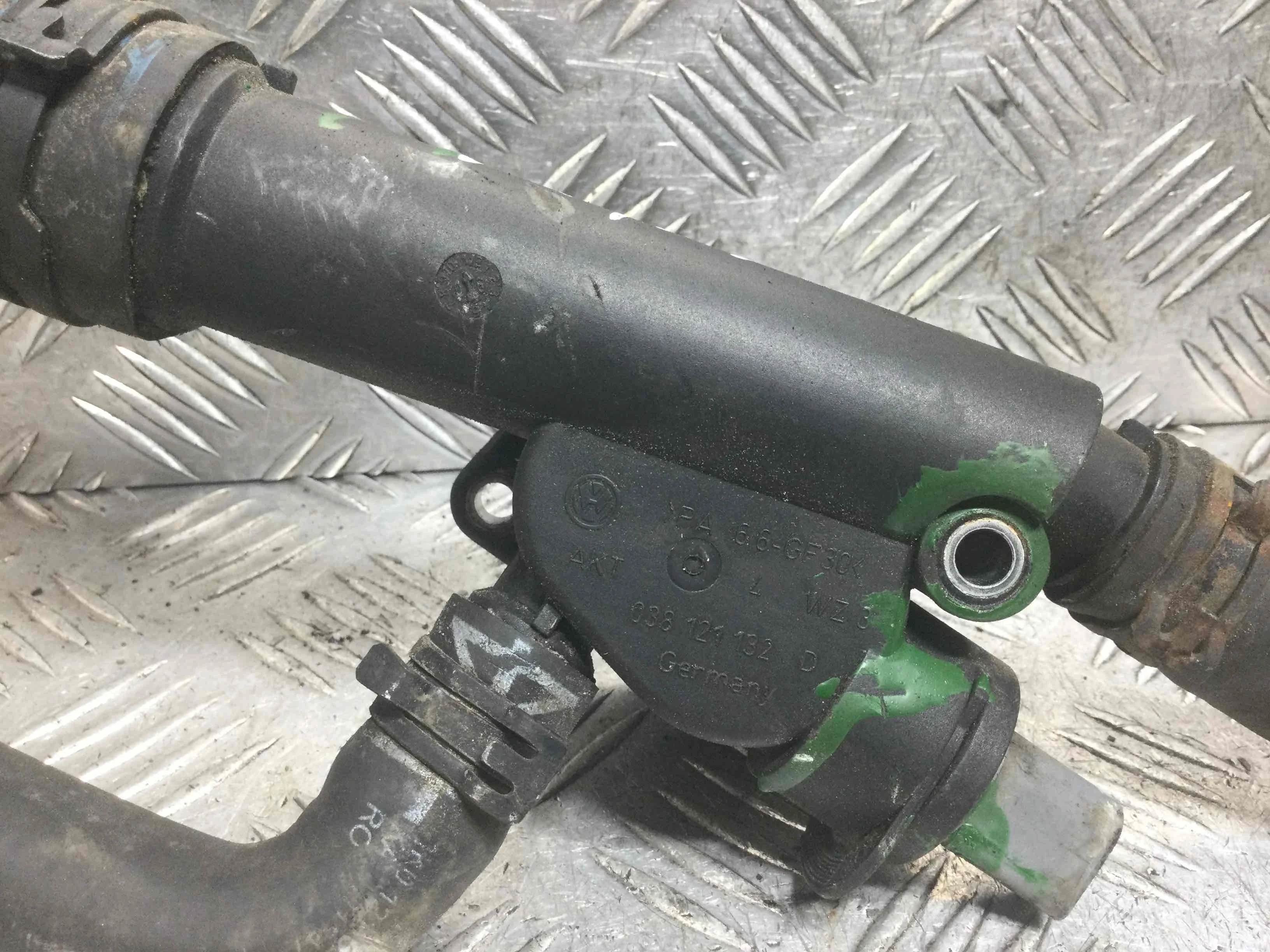 Фланец (тройник) системы охлаждения Volkswagen Golf Plus 1 поколение (2005-2009) дизель 1.9 TDI Механика Х/б