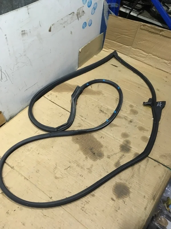 Уплотнитель двери передней правой TOYOTA Land Cruiser 2015 6786160150 URJ200 1VD-FTV 4.5