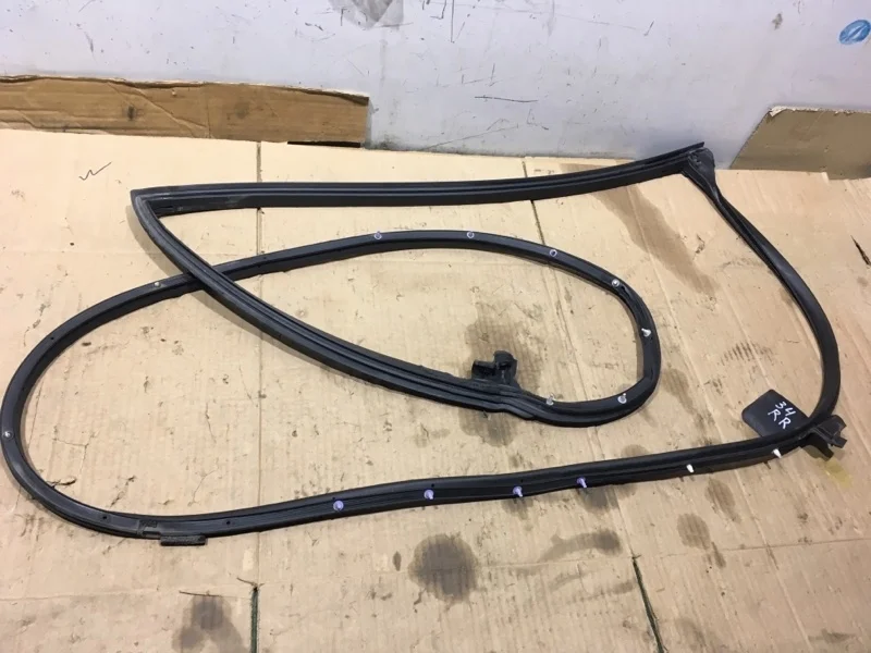 Уплотнитель двери задней правой Toyota Land Cruiser 2015 6787160110 URJ200 1VD-FTV 4.5