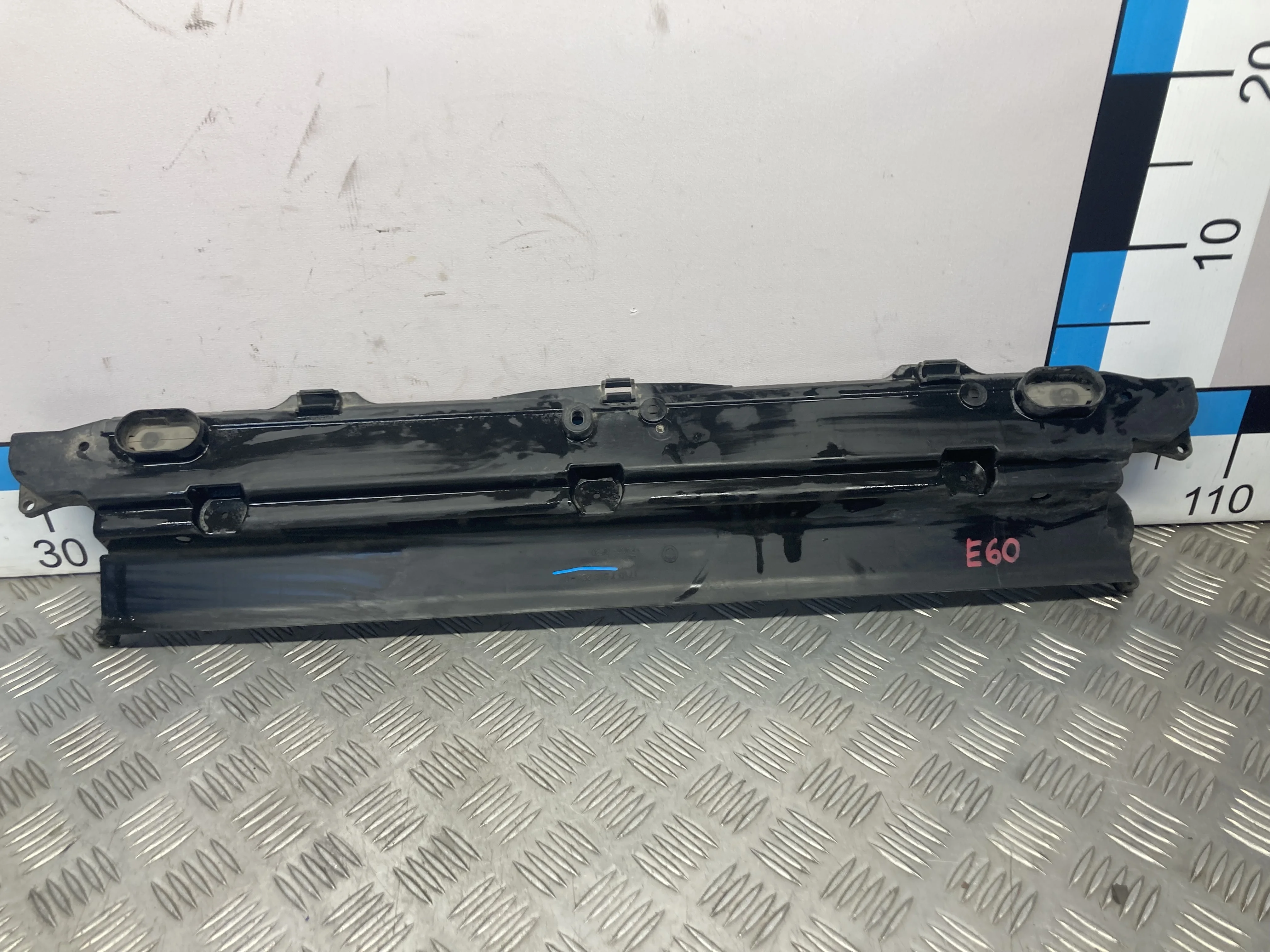 [Б/У] Воздуховод радиатора верхний BMW E60 E61 E63 E64 [Код: 00355807 ]