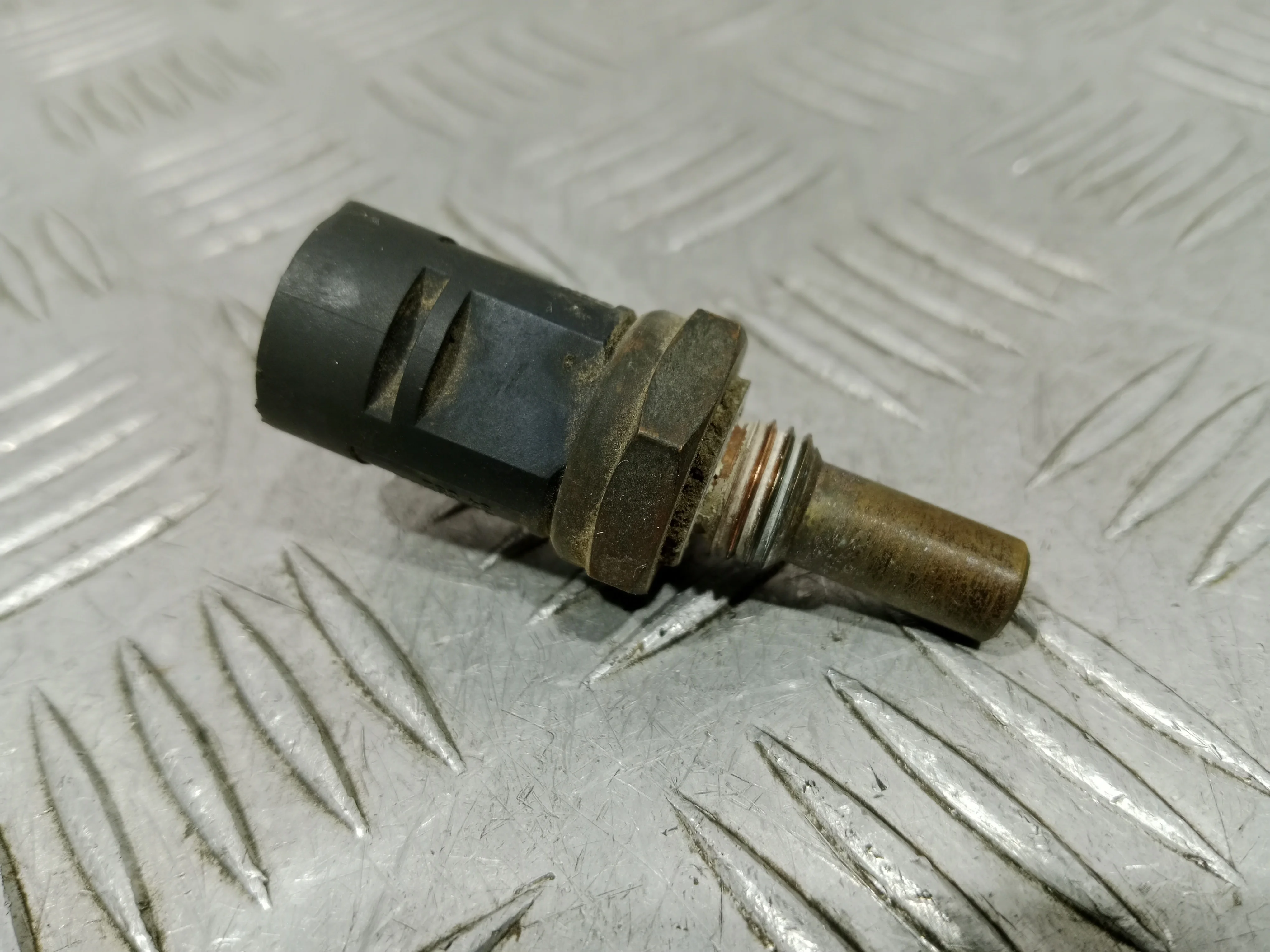 [Б/У] Датчик температуры охлаждающей жидкости BMW - (Состояние: сломаны пластиковые фиксаторы ) [Незначительные дефекты] [Код: 00390651 ]