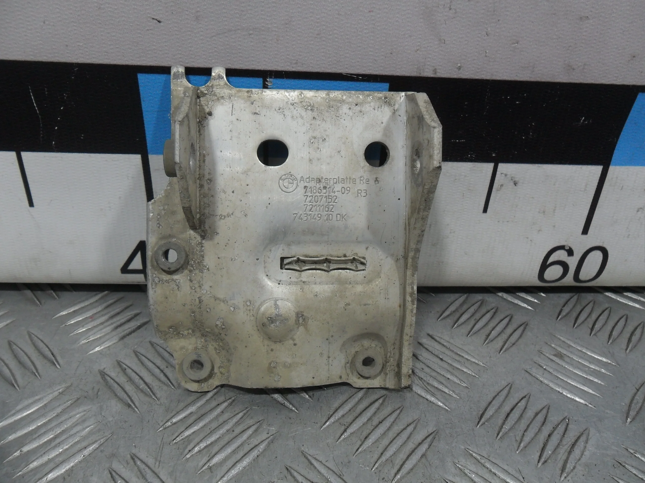 [Б/У] Кронштейн радиатора правый BMW [Код: 00382265 ]