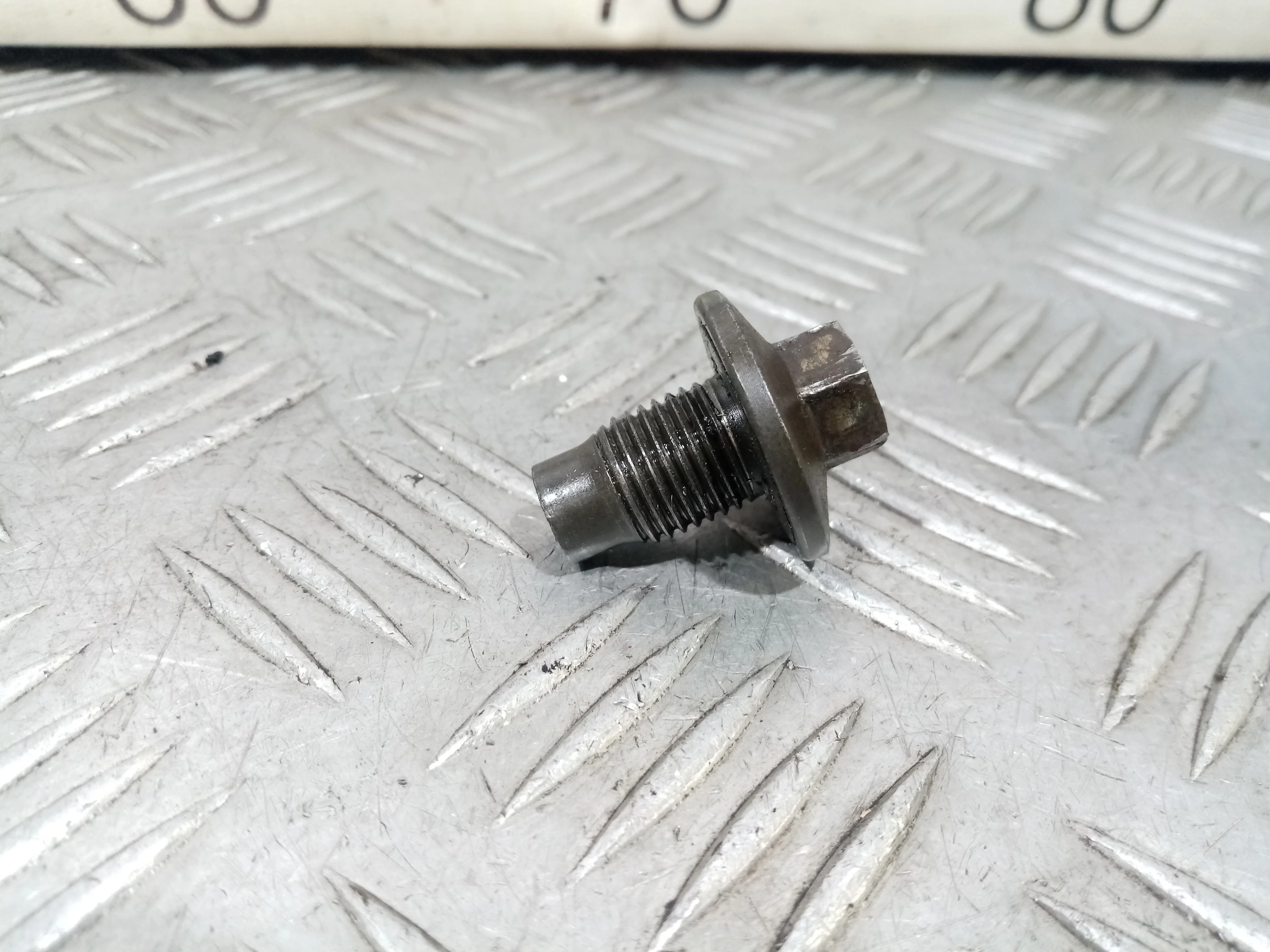 [Б/У] Пробка масляного поддона M14X1.5 [Код: 00409930 ]