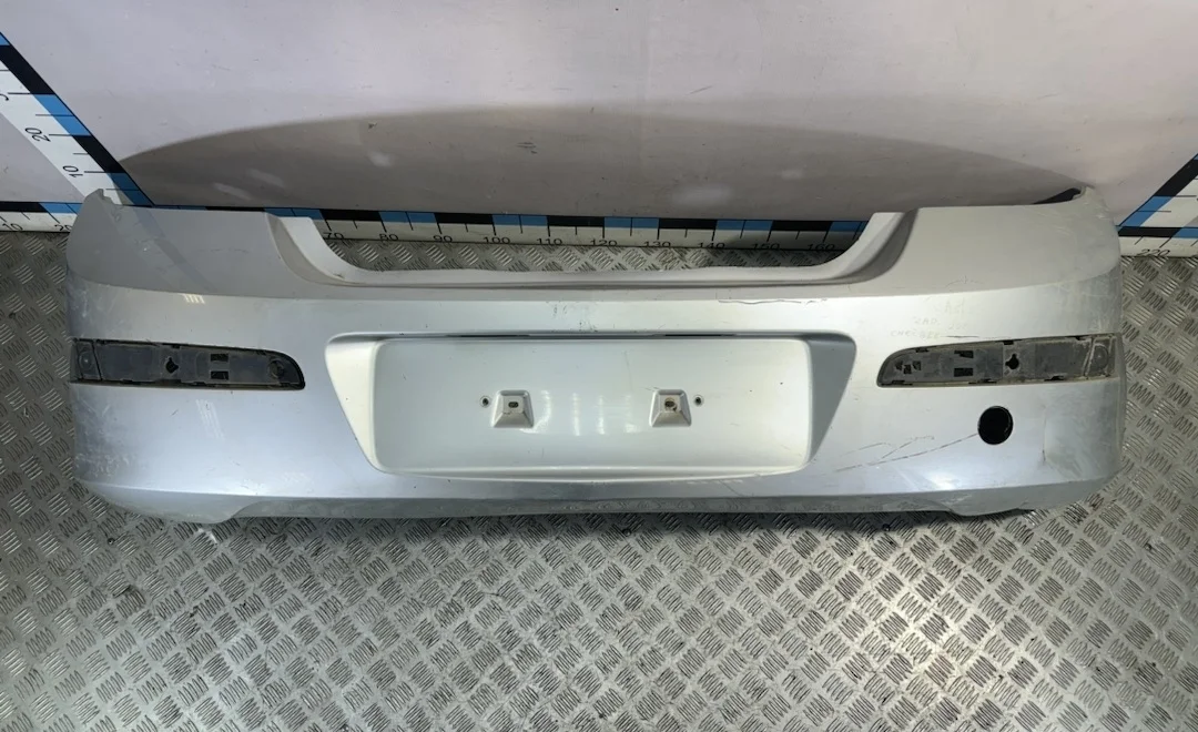 [Б/У] Бампер задний Opel Astra H 2004-2015 - надрывы в правом нижнем углу, дефект крепления [Незначительные дефекты] [Код: 00422960 ]