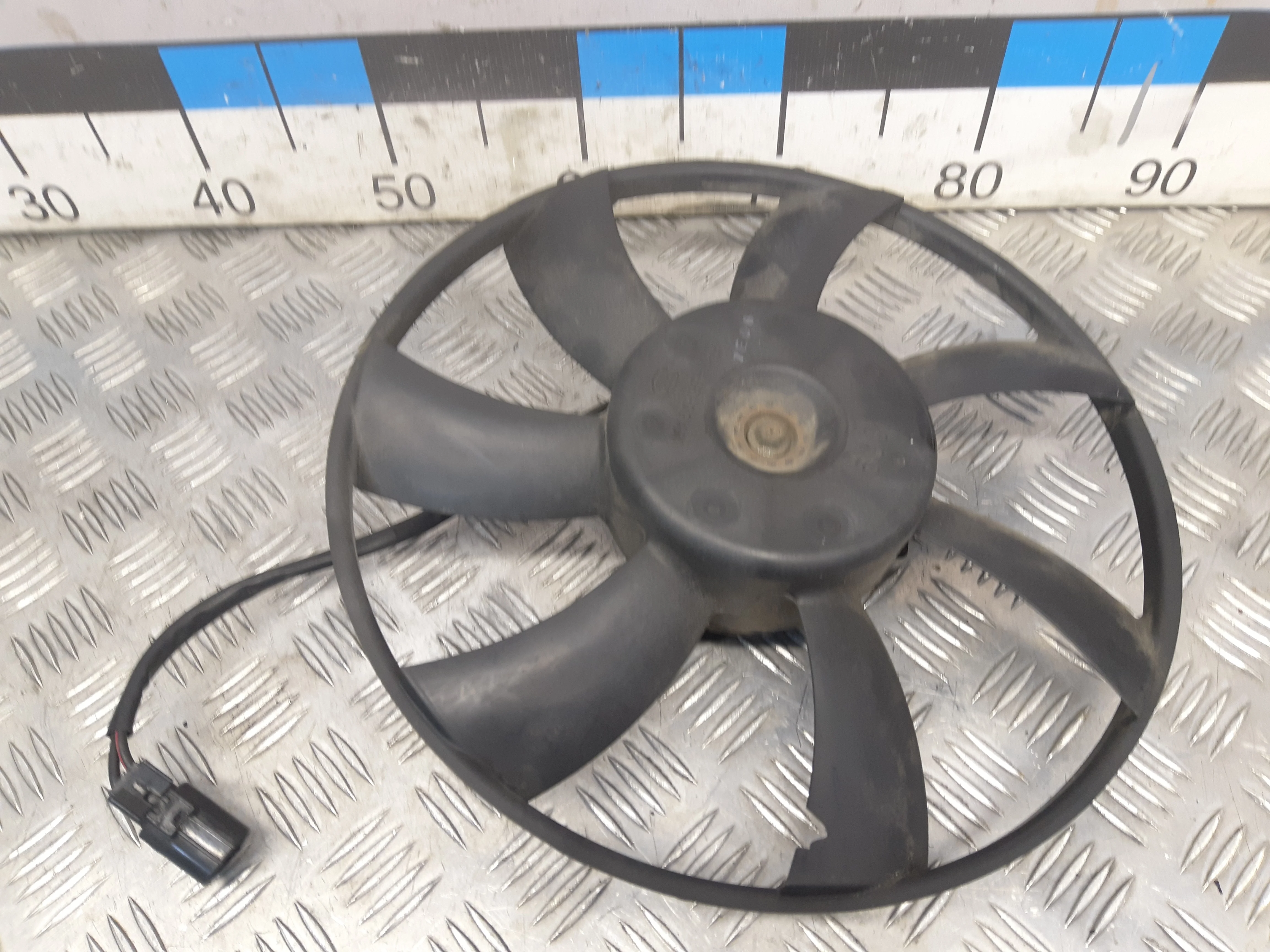 [Б/У] Моторчик вентилятора 2006-2010, Opel An - небольшой скол на лопасти / в сборе с крыльчаткой [Незначительные дефекты] [Код: 00331864 ]