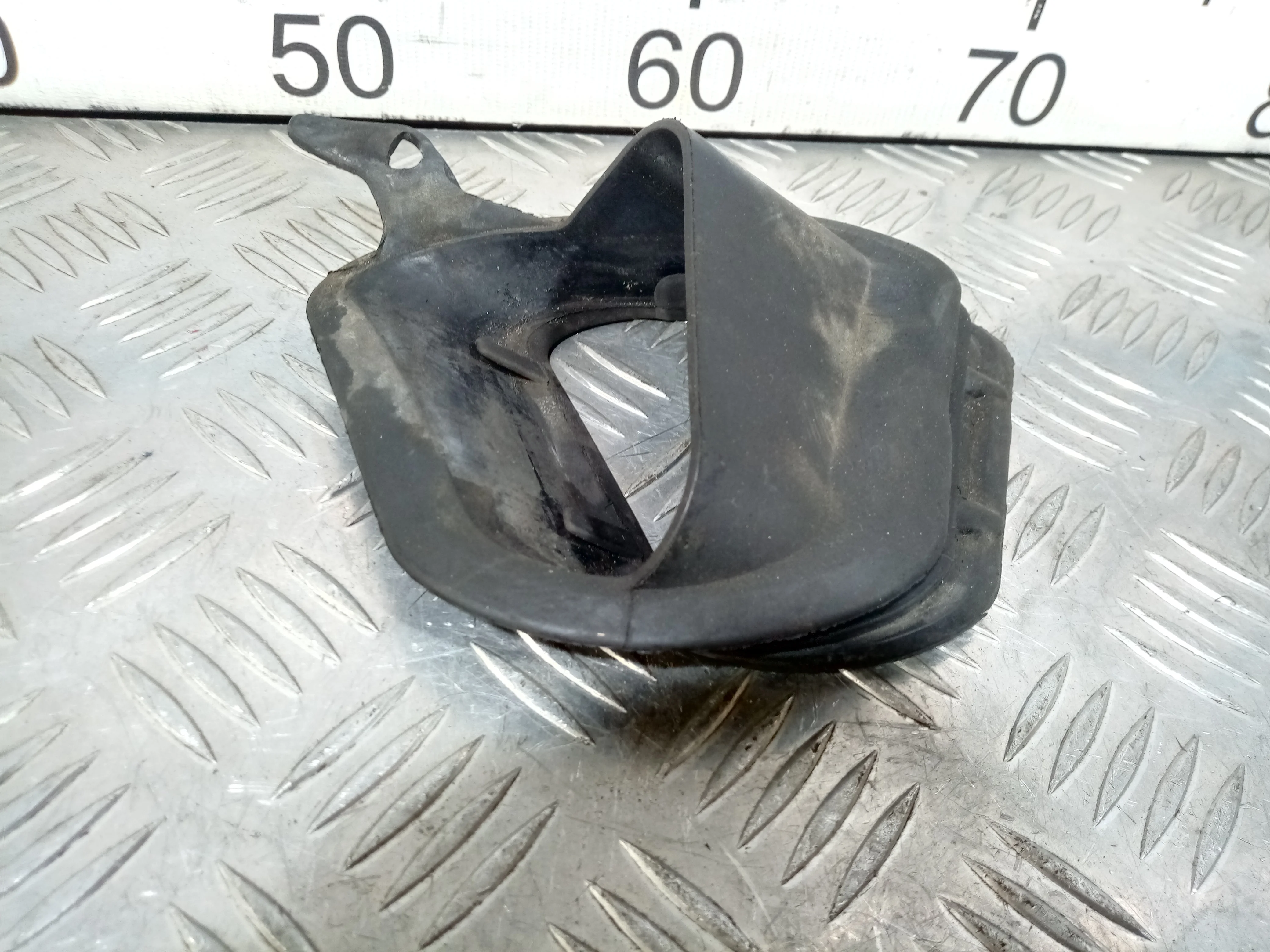 [Б/У] Фланец воздушного фильтра [Код: 00369311 ]