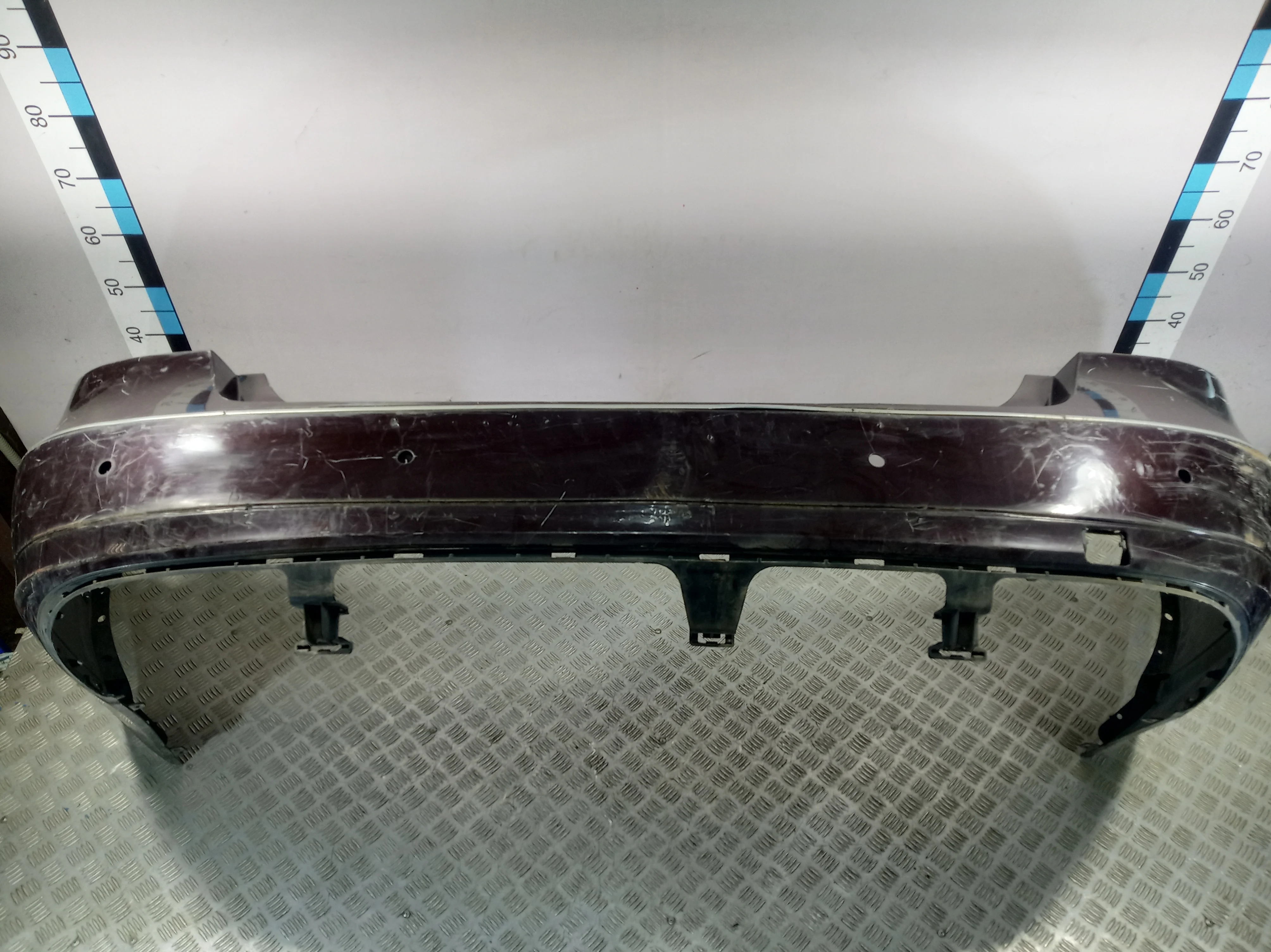 [Б/У] Бампер задний под парктроник MB W212 - Вмятины в центральной части, царапины,сломан один фиксатор парктроника [Под ремонт] [Код: 00403088 ]