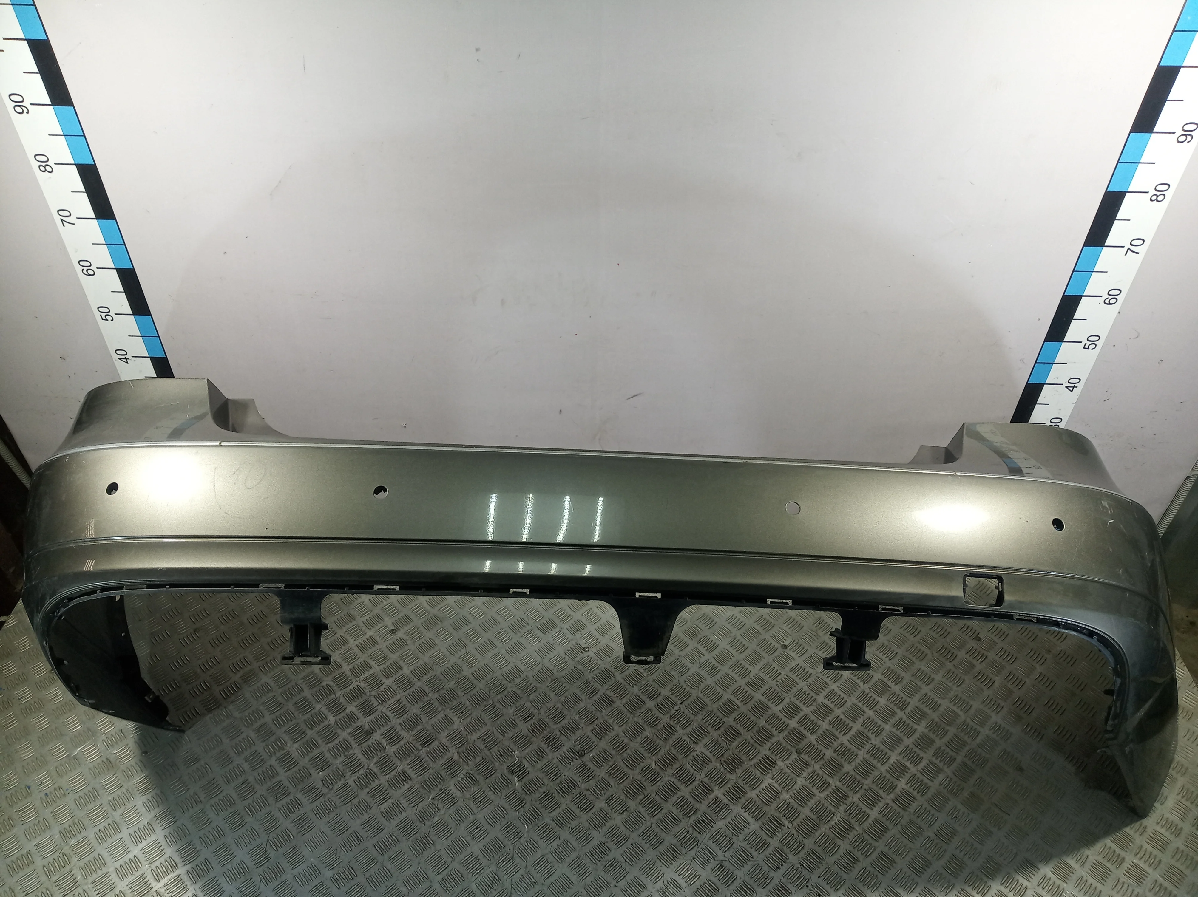 [Б/У] Бампер задний под парктроник MB W212 - Небольшая вмятина и трещина в правой нижней части, сломан один фиксатор парктроника [Незначительные дефекты] [Код: 00403089 ]