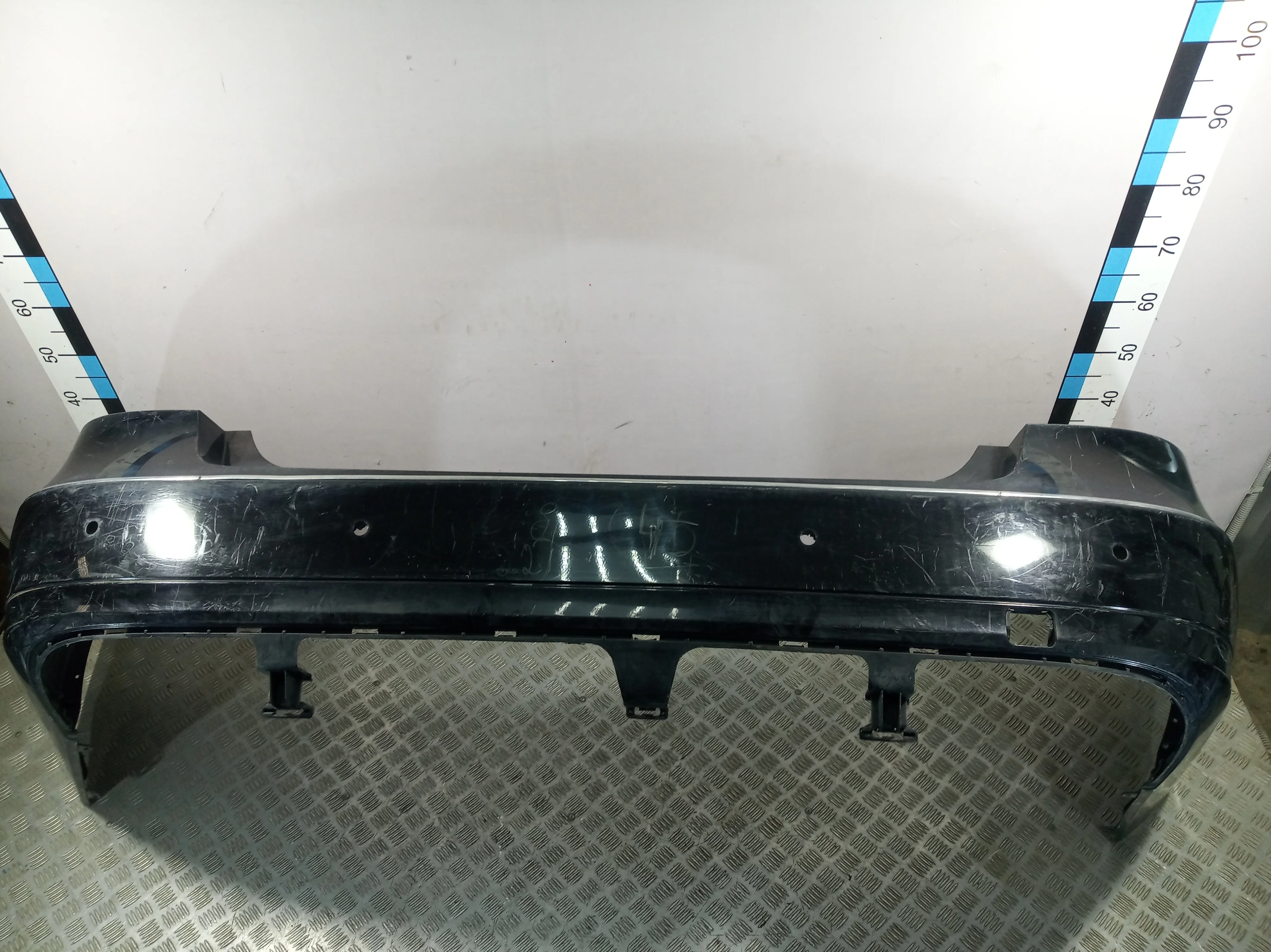 [Б/У] Бампер задний под парктроник MB W212 - Царапины,небольшая вмятина в центральной части [Незначительные дефекты] [Код: 00403192 ]
