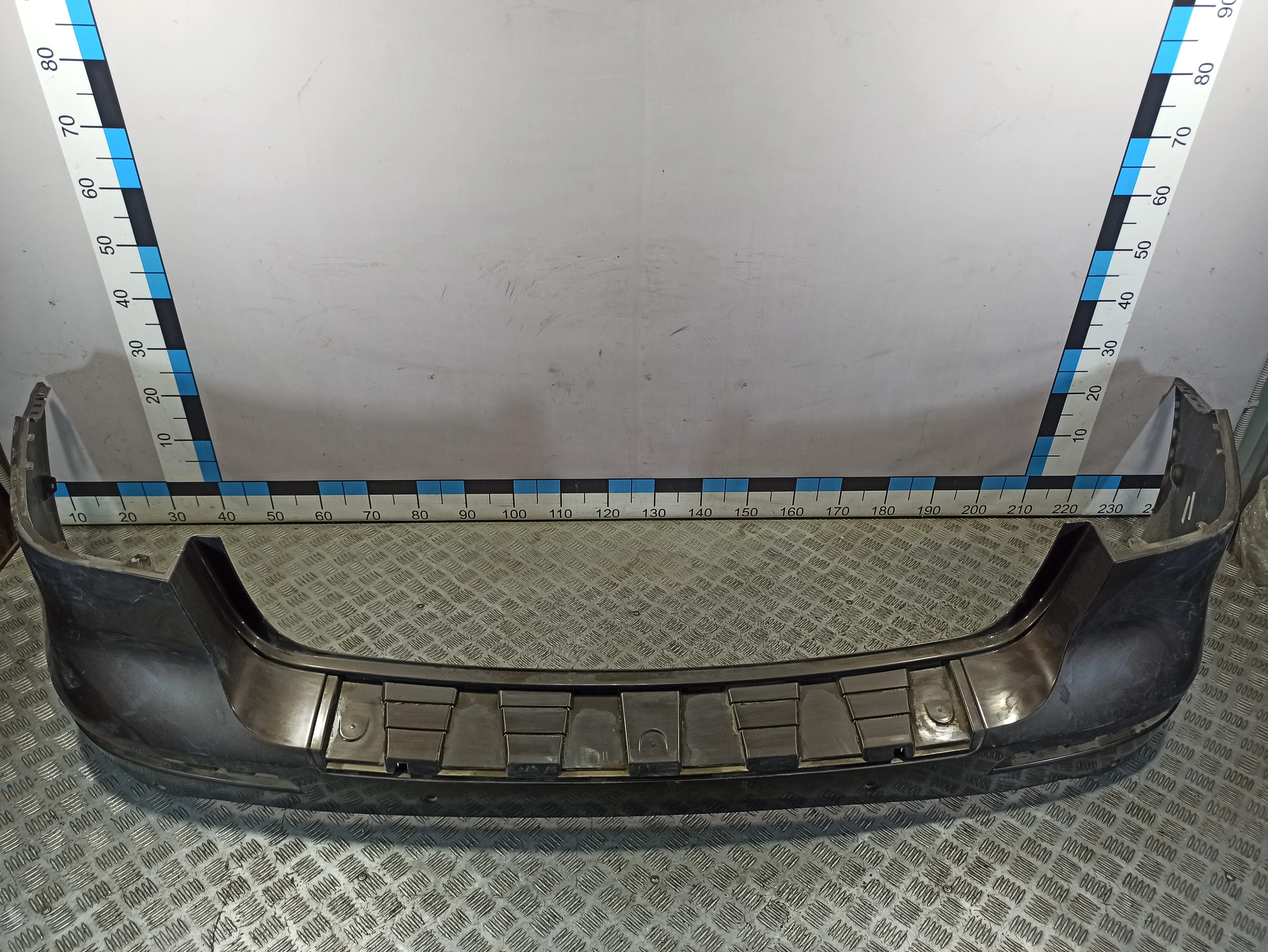 [Б/У] Бампер задний под парктроники MB W166 - надрыв пластика 4см в нижней части бампера [Незначительные дефекты] [Код: 00401875 ]