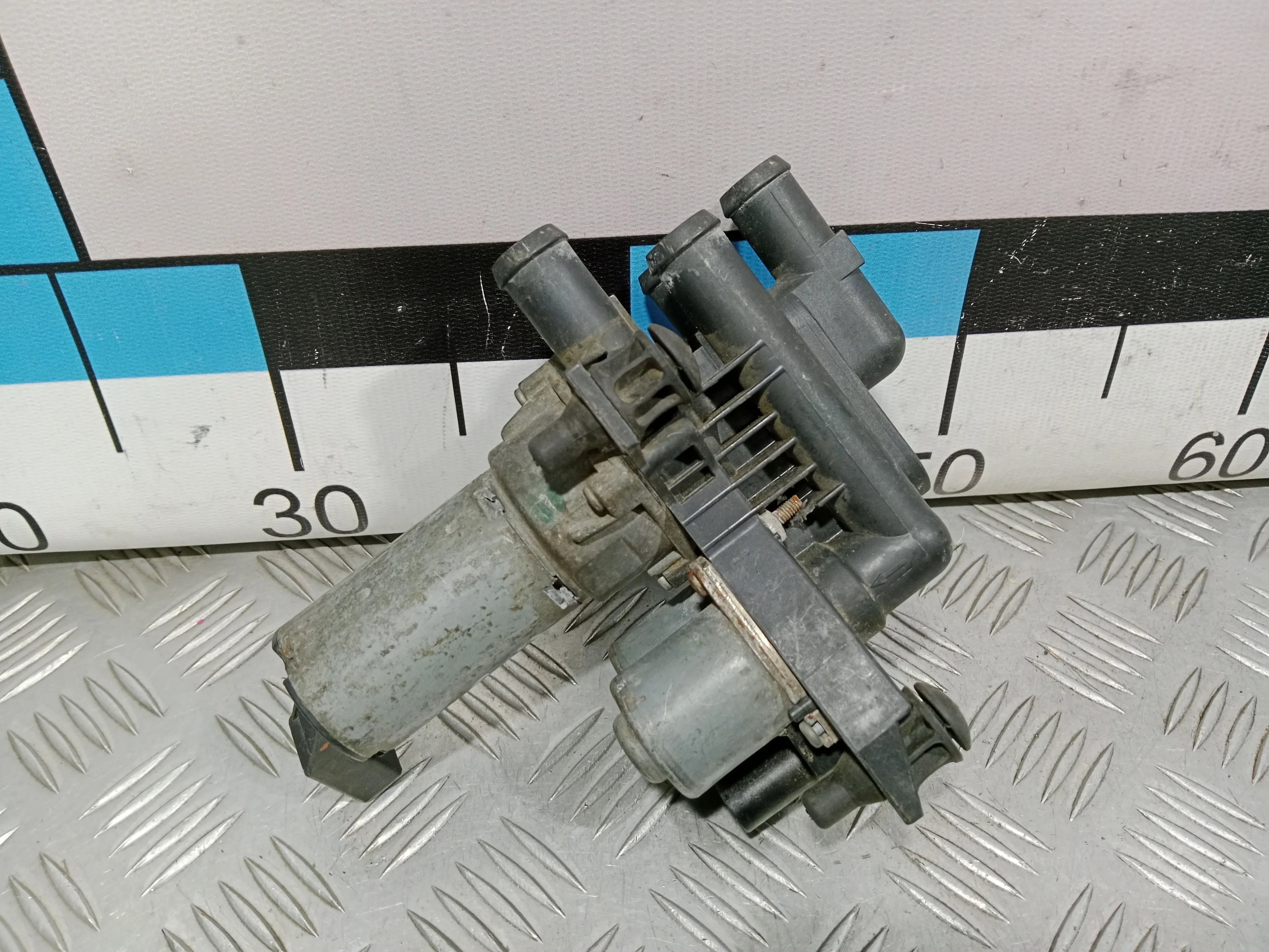 [Б/У] Клапан отопителя передний MB - Корпус клапана закреплен болтом с гайкой через пластик [Незначительные дефекты] [Код: 00389282 ]