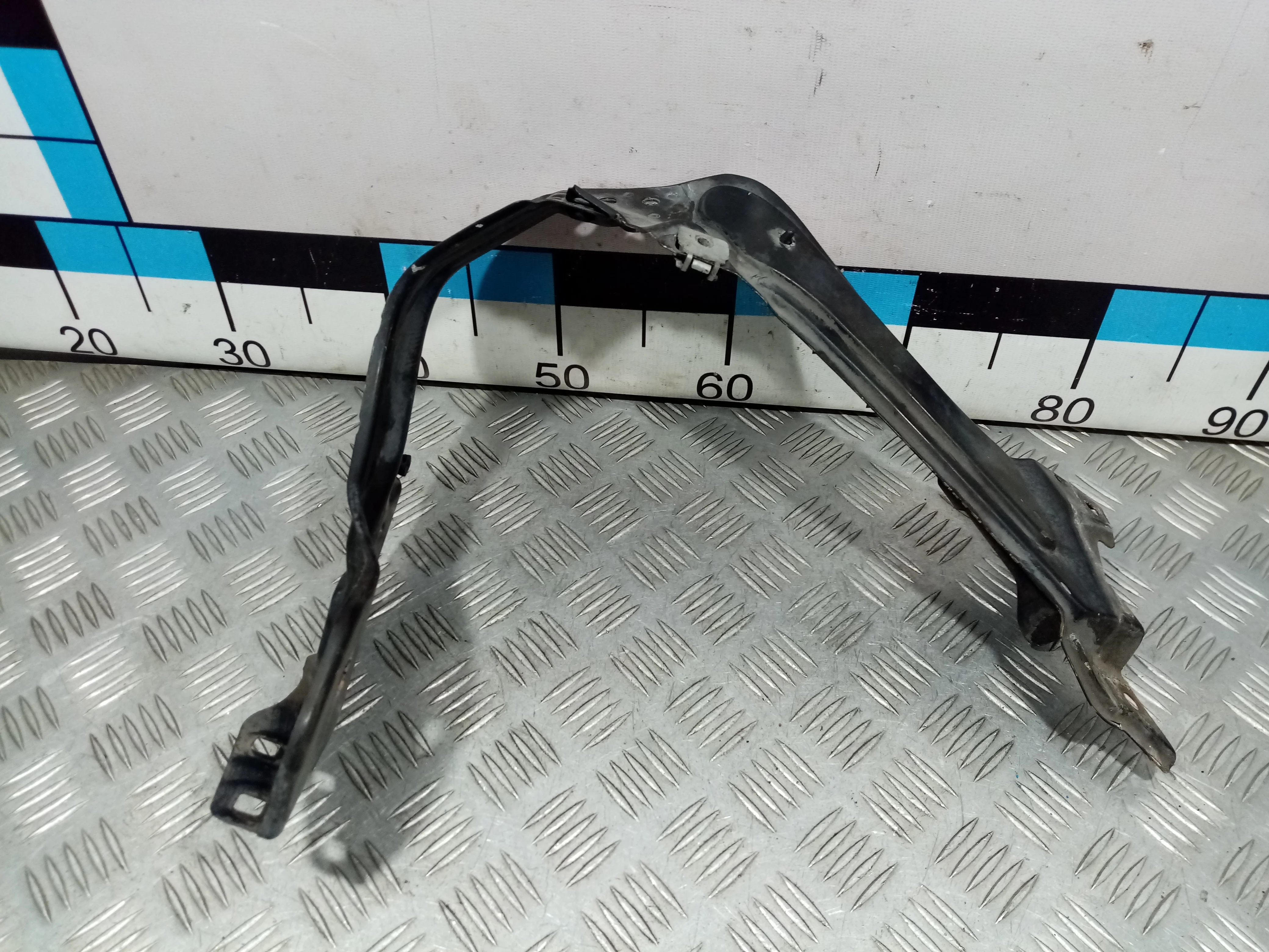 [Б/У] Кроншейн фары правый Merceds W203 C209 [Код: 00392570 ]