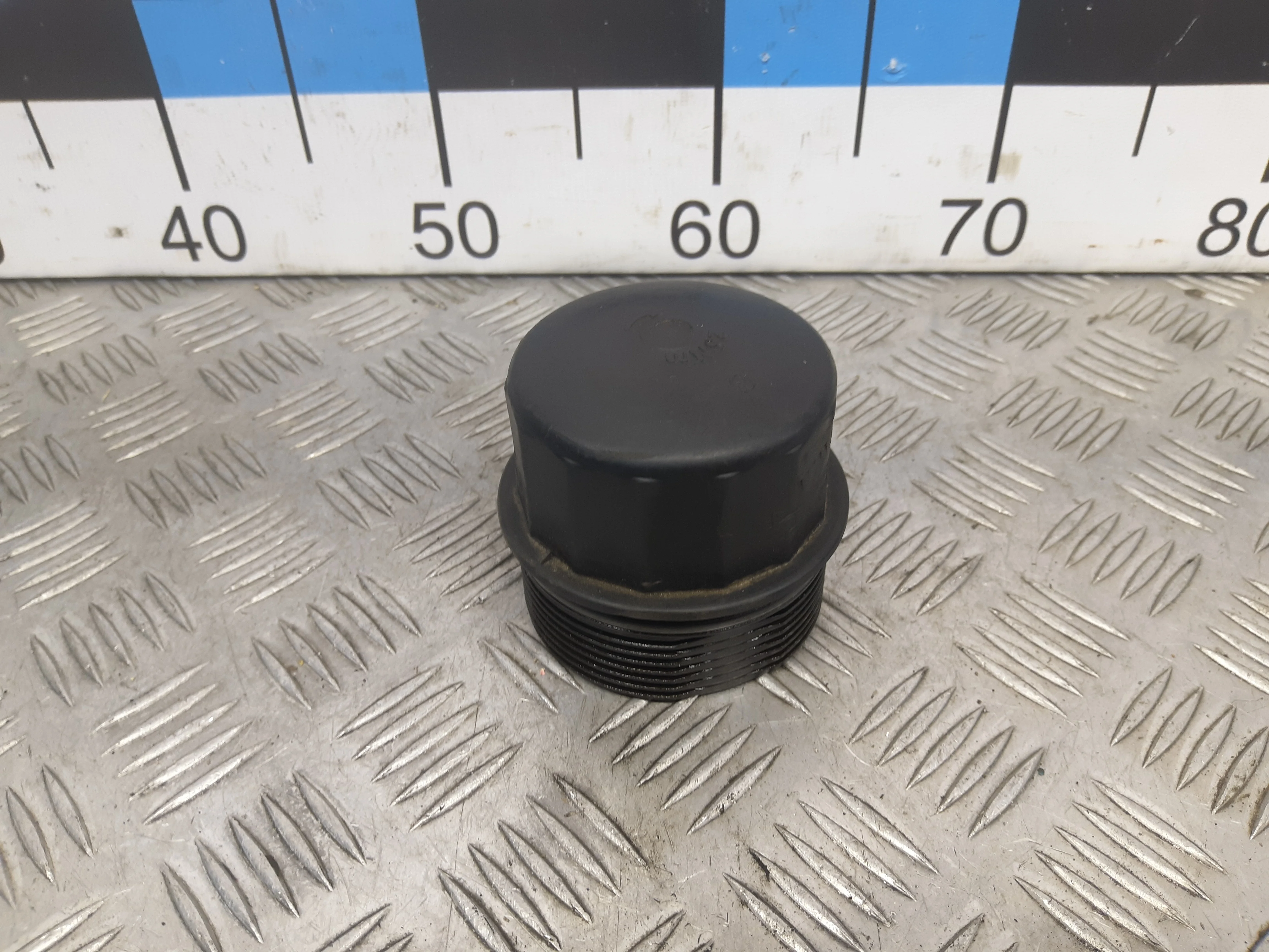 [Б/У] Крышка масляного фильтра - Без направляющей масляного фильтра [Незначительные дефекты] [Код: 00353702 ]