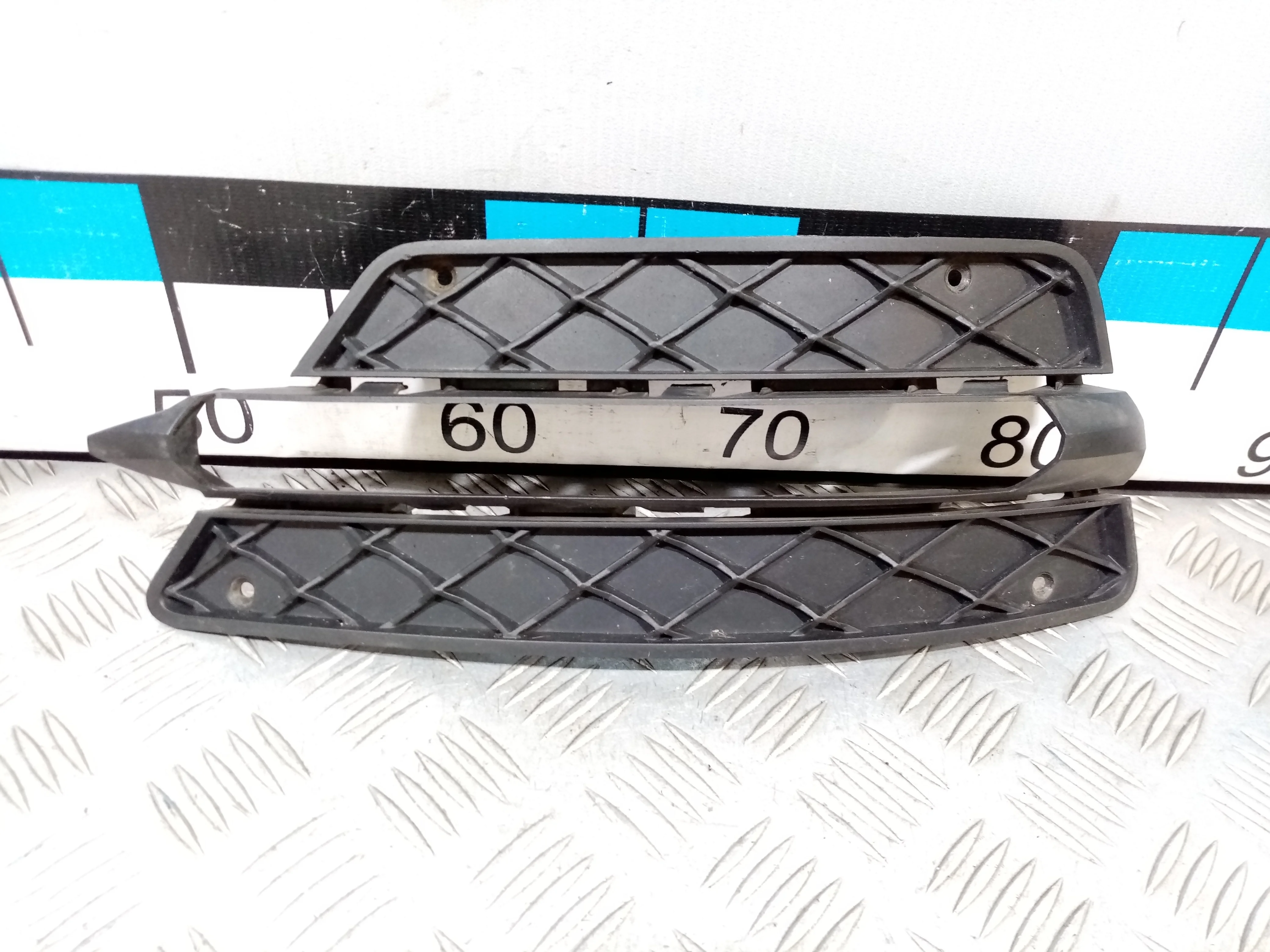 [Б/У] Решетка переднего бампера правая [Код: 00428332 ]