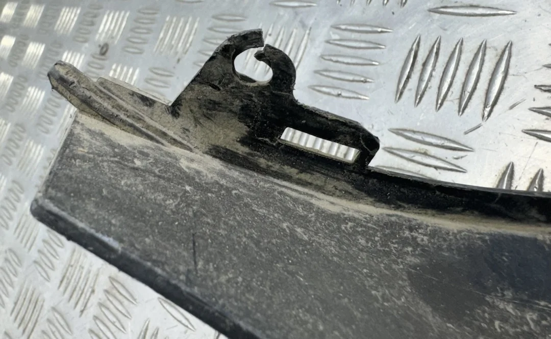 [Б/У] Юбка задняя Mercedes Benz W204 2007-2015 - потертости / дефект двух креплений / нижняя / AMG / под 1 трубу [Незначительные дефекты] [Код: 00348477 ]