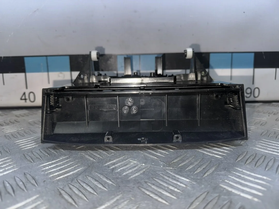 [Б/У] Ящик передней консоли Mercedes W211 [Код: 00471922 ]