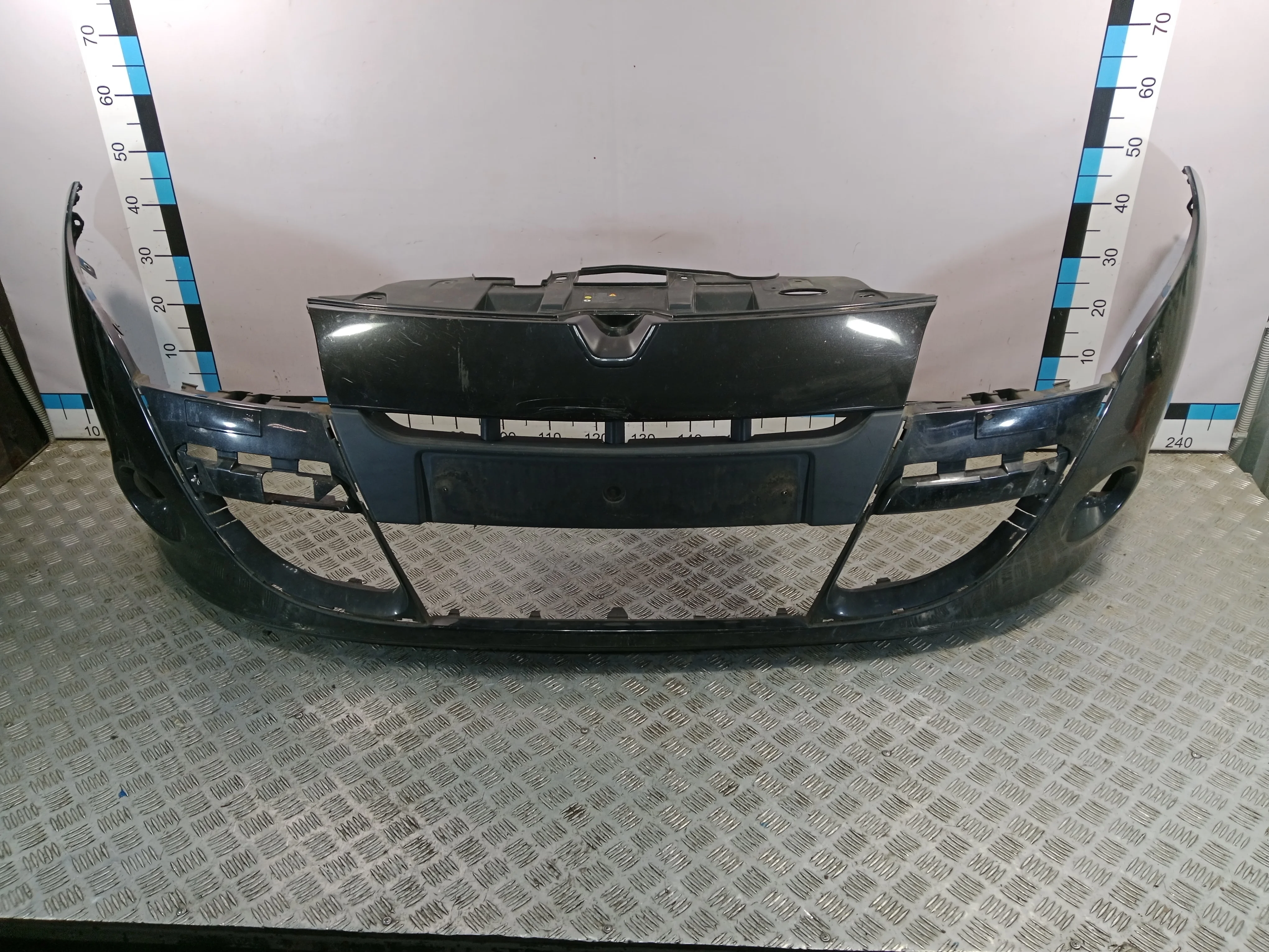 [Б/У] Бампер передний Renault Megane - Нет двух креплений на левой стороне [Незначительные дефекты] [Код: 00409536 ]