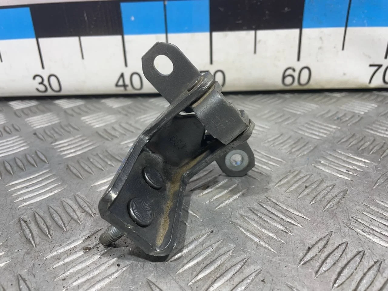 [Б/У] Петля двери задней левой нижняя SUZUKI [Код: 00380481 ]