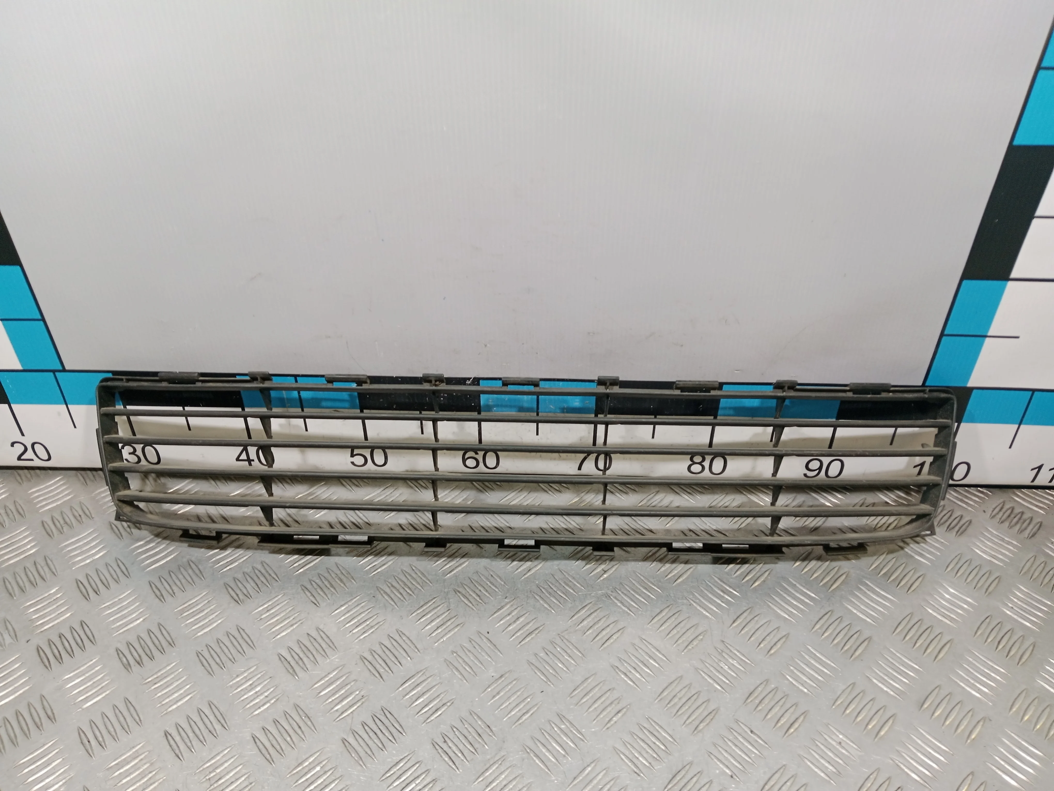 [Б/У] Решетка в бампер центральная Auris [Код: 00507008 ]