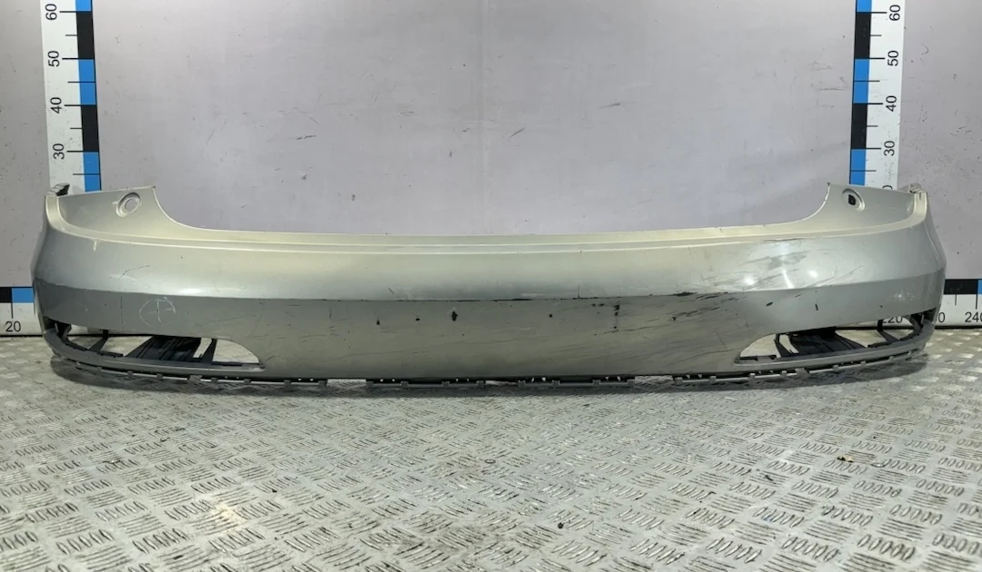 [Б/У] Бампер задний Audi Q3 (8U) 2012-2018 - дефект верхних креплений, вмятина и царапины в передней части, отсутствуют три внутренних крепления, треснут пластик внутри в нескольких местах [Незначительные дефекты] [Код: 00404972 ]