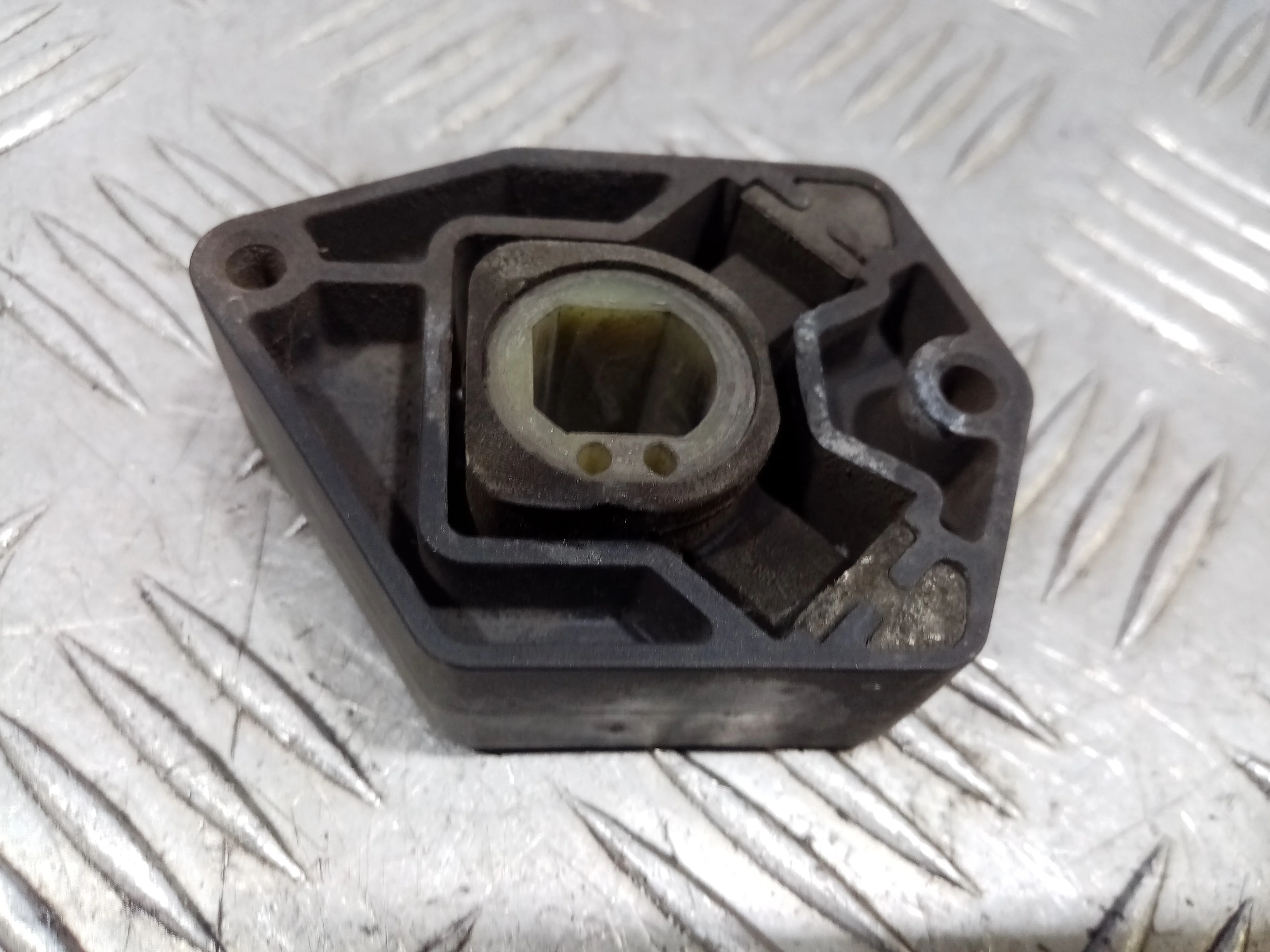 [Б/У] Кронштейн радиатора нижний [Код: 00468777 ]