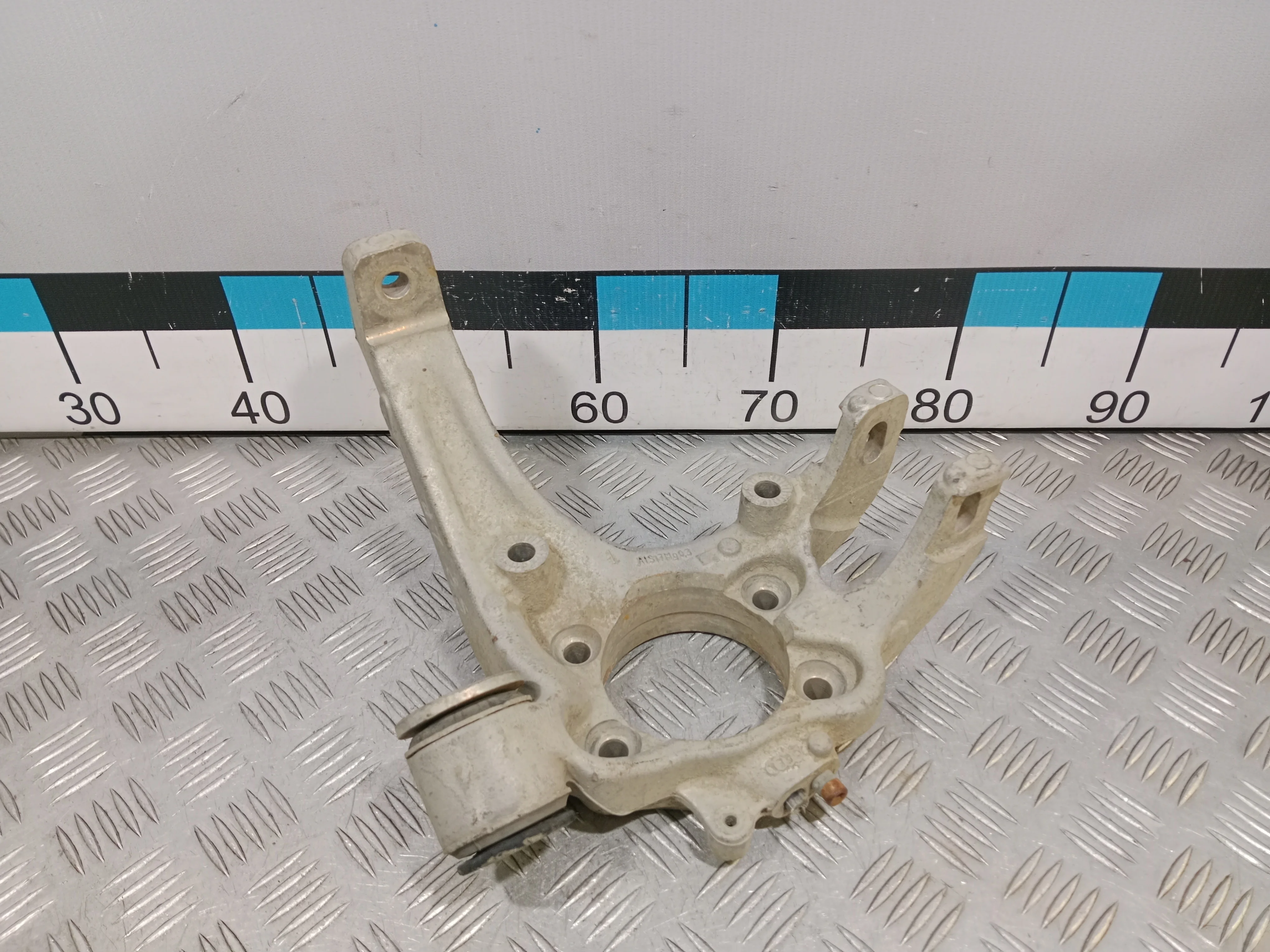 [Б/У] Кулак поворотный задний левый (85мм) Audi A8 - Обломан 1 болт в кулаке [Незначительные дефекты] [Код: 00472046 ]