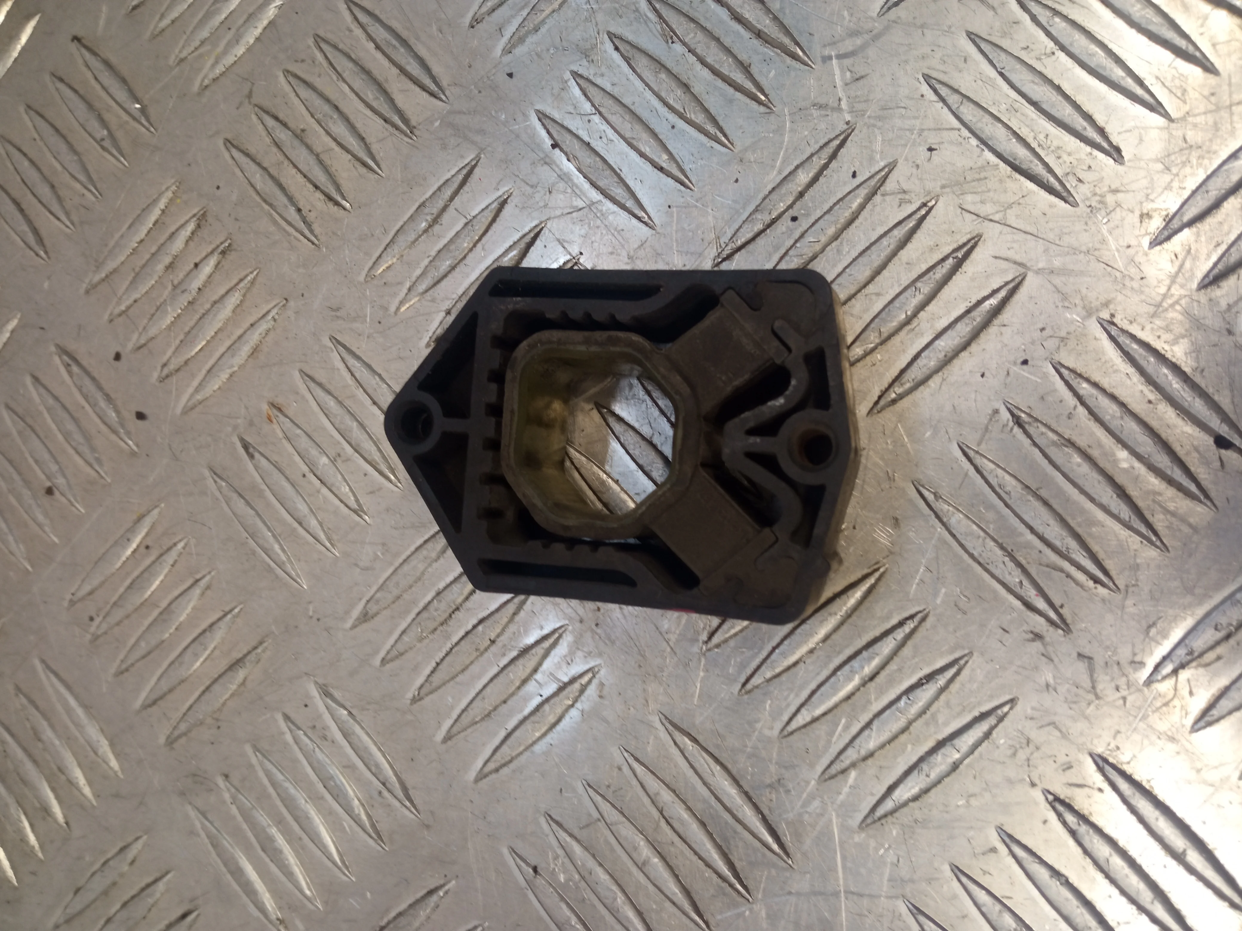 [Б/У] Подушка радиатора верхняя VAG [Код: 00365816 ]