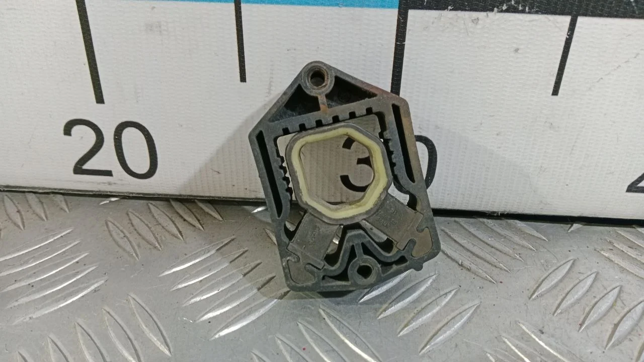 [Б/У] Подушка радиатора верхняя VAG [Код: 00393325 ]