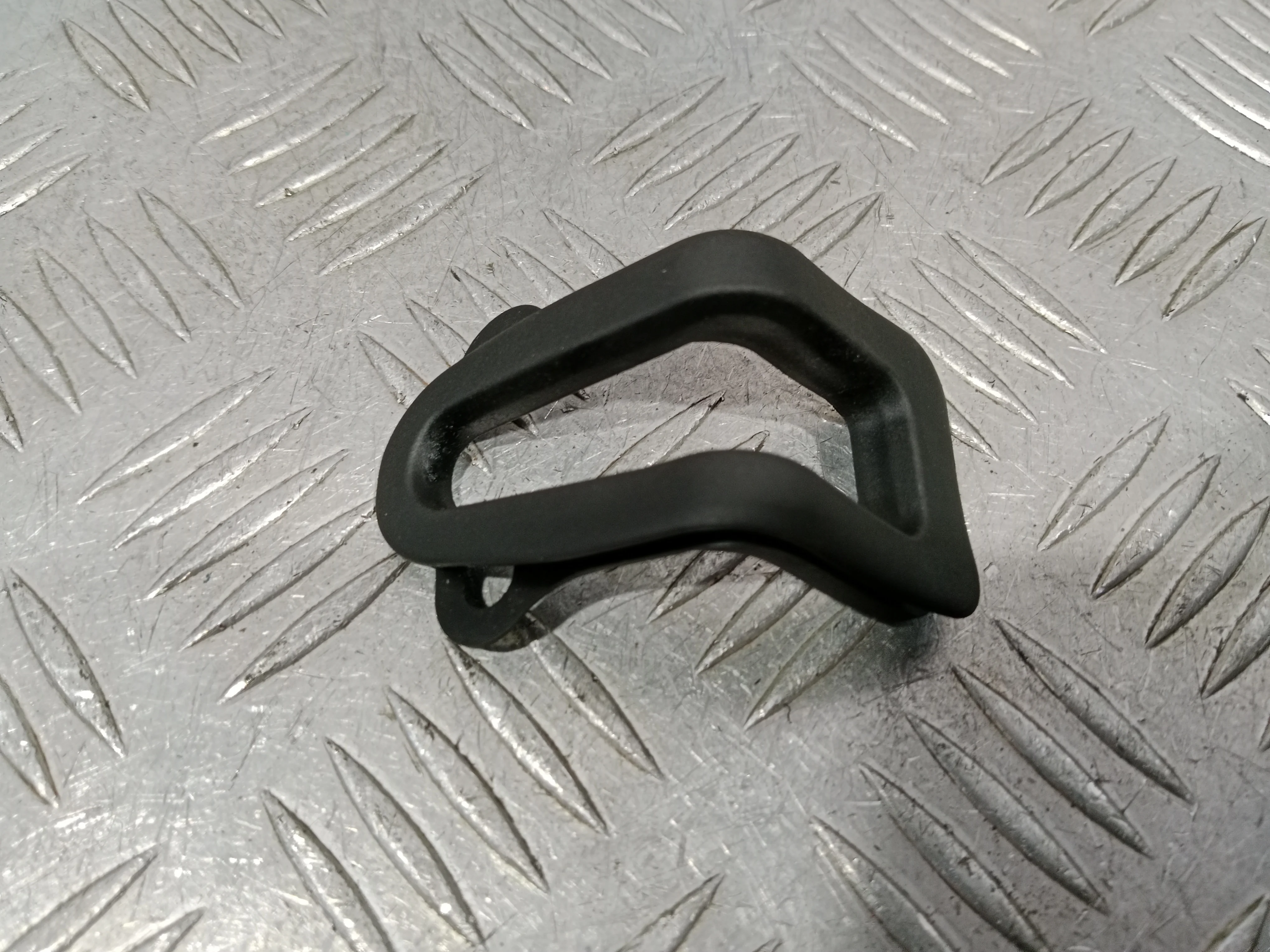 [Б/У] Пыльник замка двери Audi A8 2010-2018 [Код: 00498877 ]