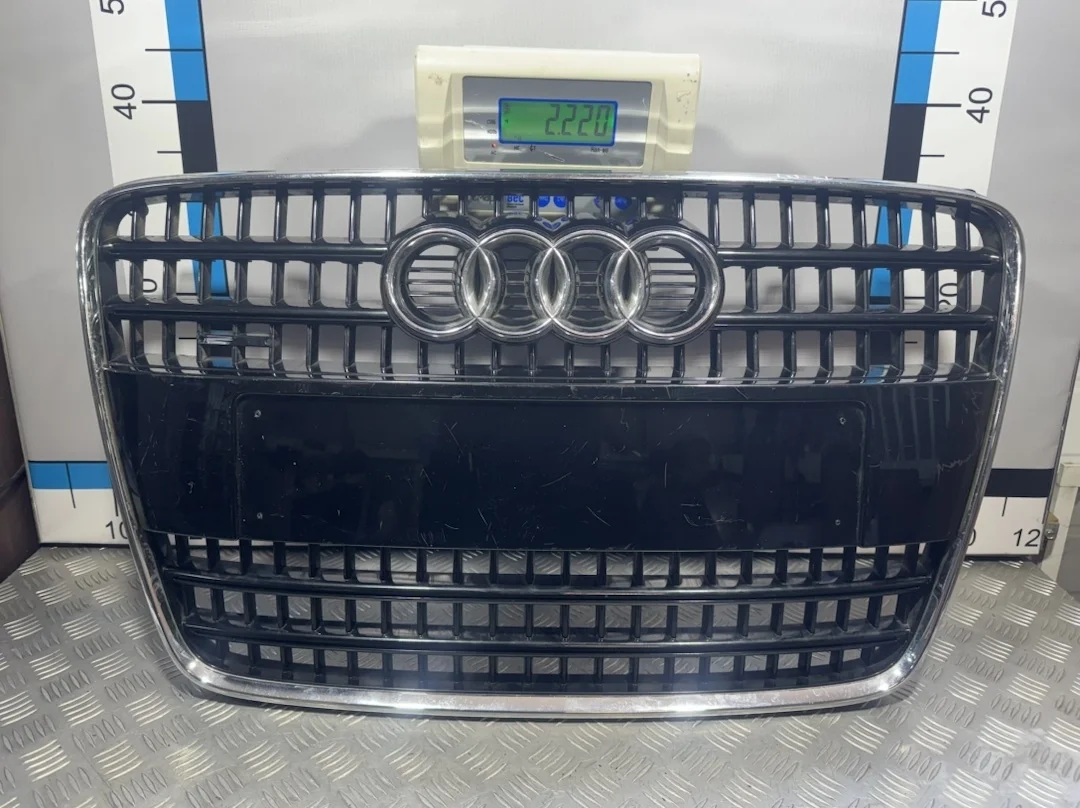 [Б/У] Решетка радиатора Audi Q7 4L 2005-2015 - чёрная [Код: 00349124 ]