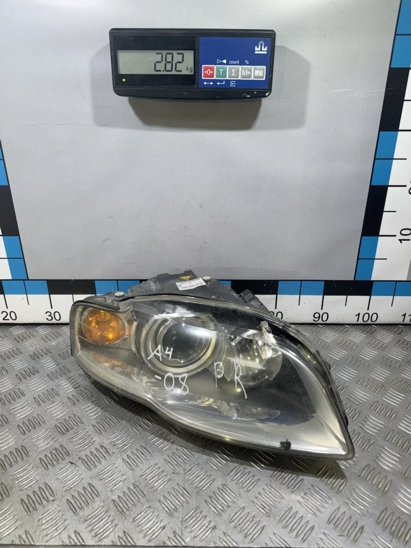 [Б/У] Фара правая Audi A4 B7 2005–08, Cabrio B7 - незаводское отверстие в корпуск / нет верхнего крепления / биксенон [Незначительные дефекты] [Код: 00329029 ]