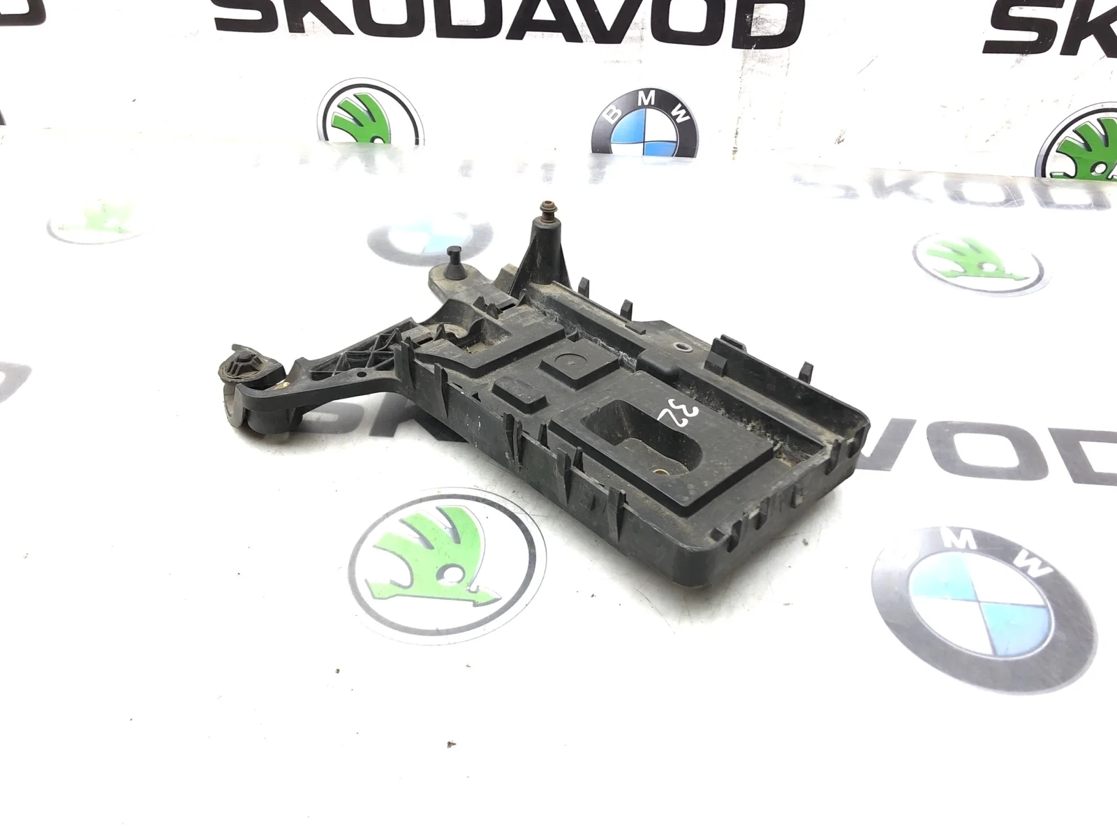 Площадка аккумулятора (АКБ) Skoda Octavia 2011 1K0915333C A5 (1Z) 1.6 BSE